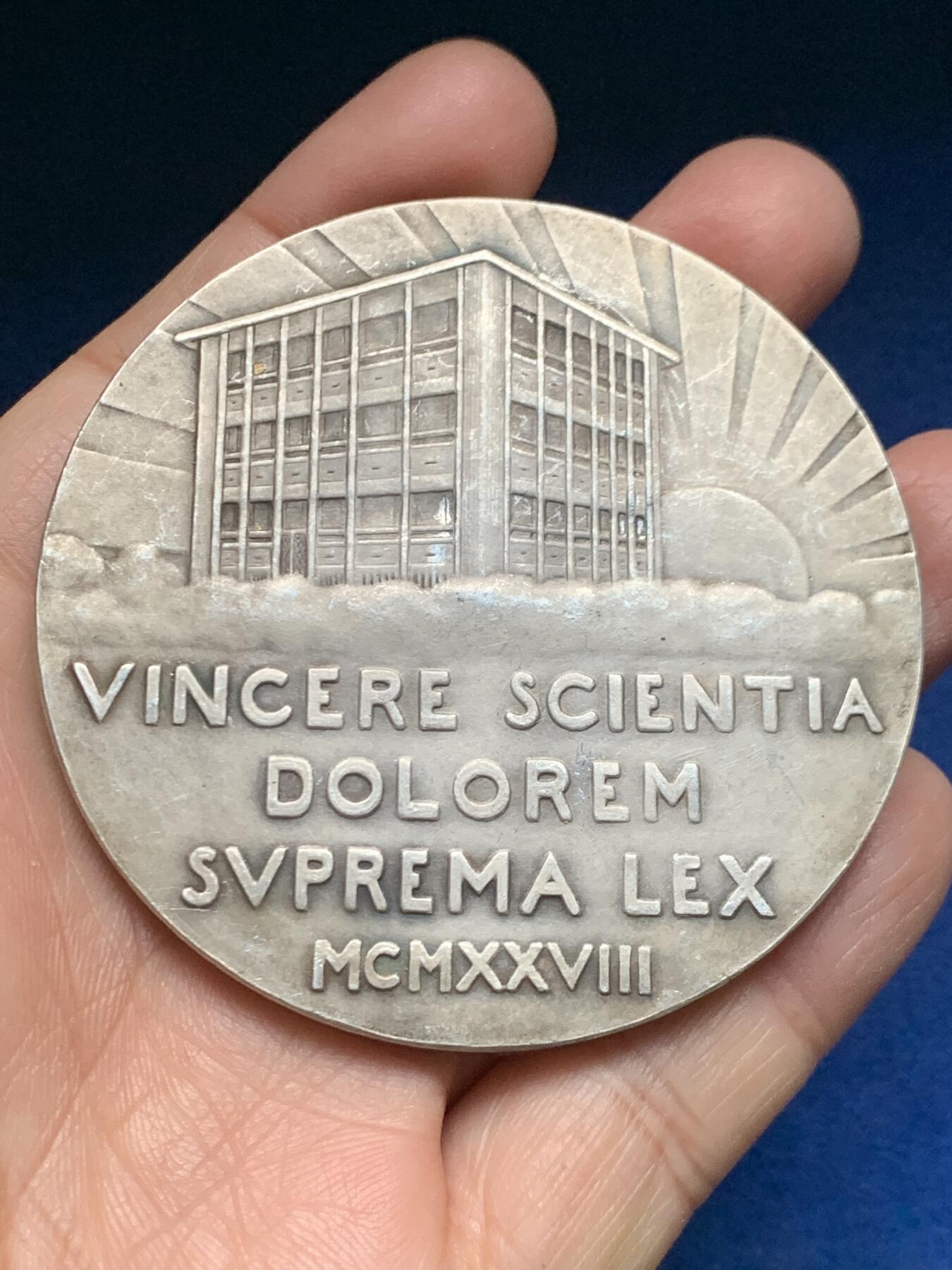 《竞宝斋》第455场 周日，周一 2场连拍 （全场包邮，欢迎送拍） 法国1928年牙科教授J·维肖医生纪念镀银大铜章 114.5克 67.8mm 三角铜标