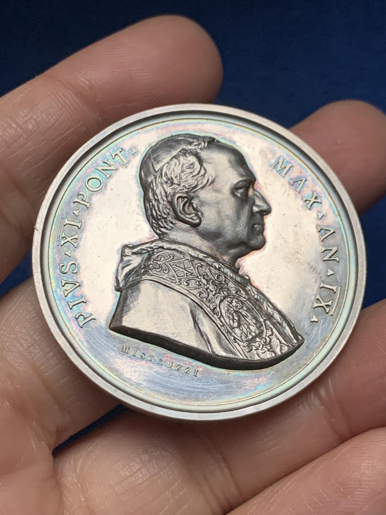 《竞宝斋》第455场 周日，周一 2场连拍 （全场包邮，欢迎送拍） 梵蒂冈1930年庇护十一世城市景观大银章，背面城市景观，两个小天使，直径：43.8mm，重：38.65g