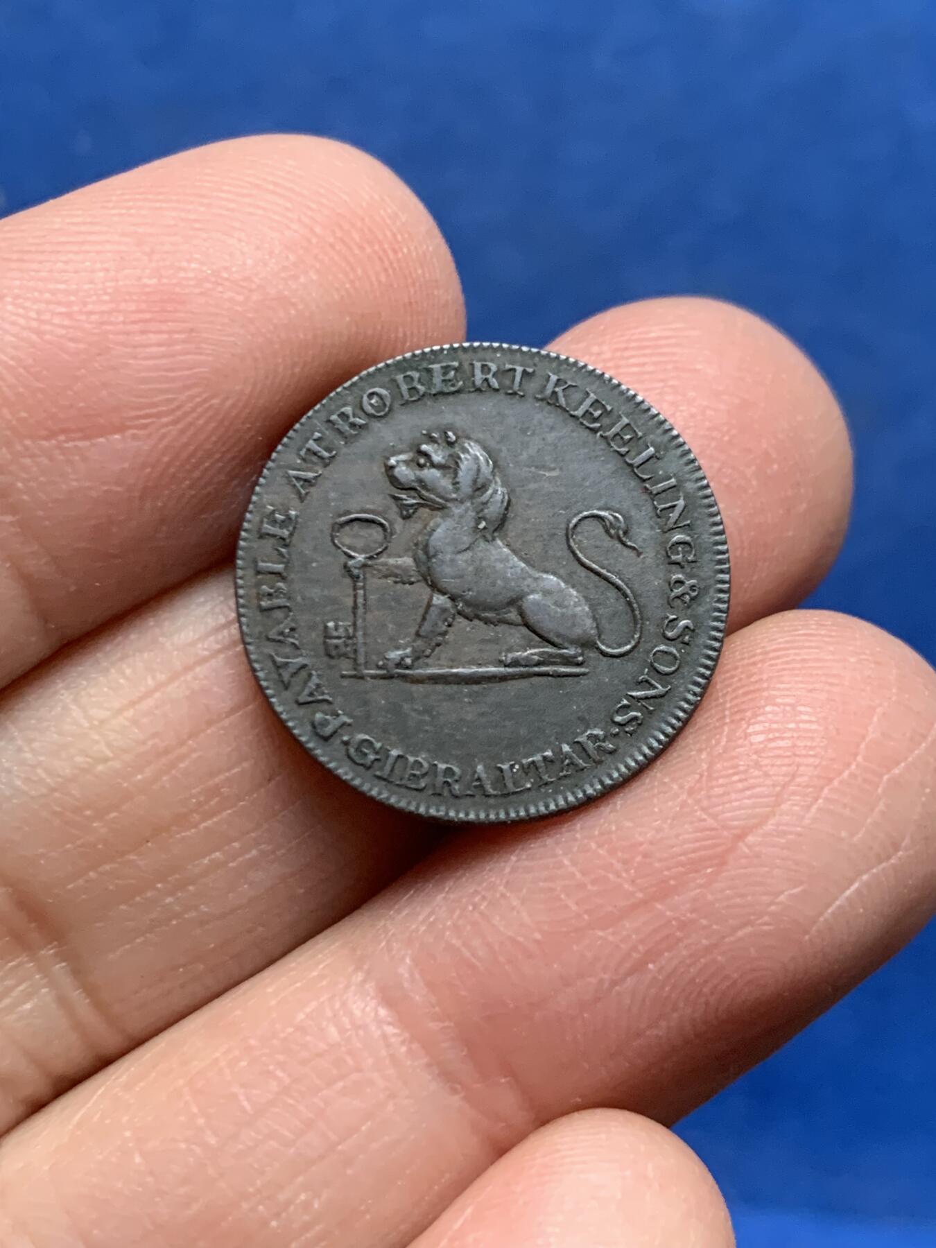 《竞宝斋》第455场 周日，周一 2场连拍 （全场包邮，欢迎送拍） 英属直布罗陀 1810年 1夸脱 铜币 狮子拿钥匙很有特点 背面城堡图案 细节很好 少见品种