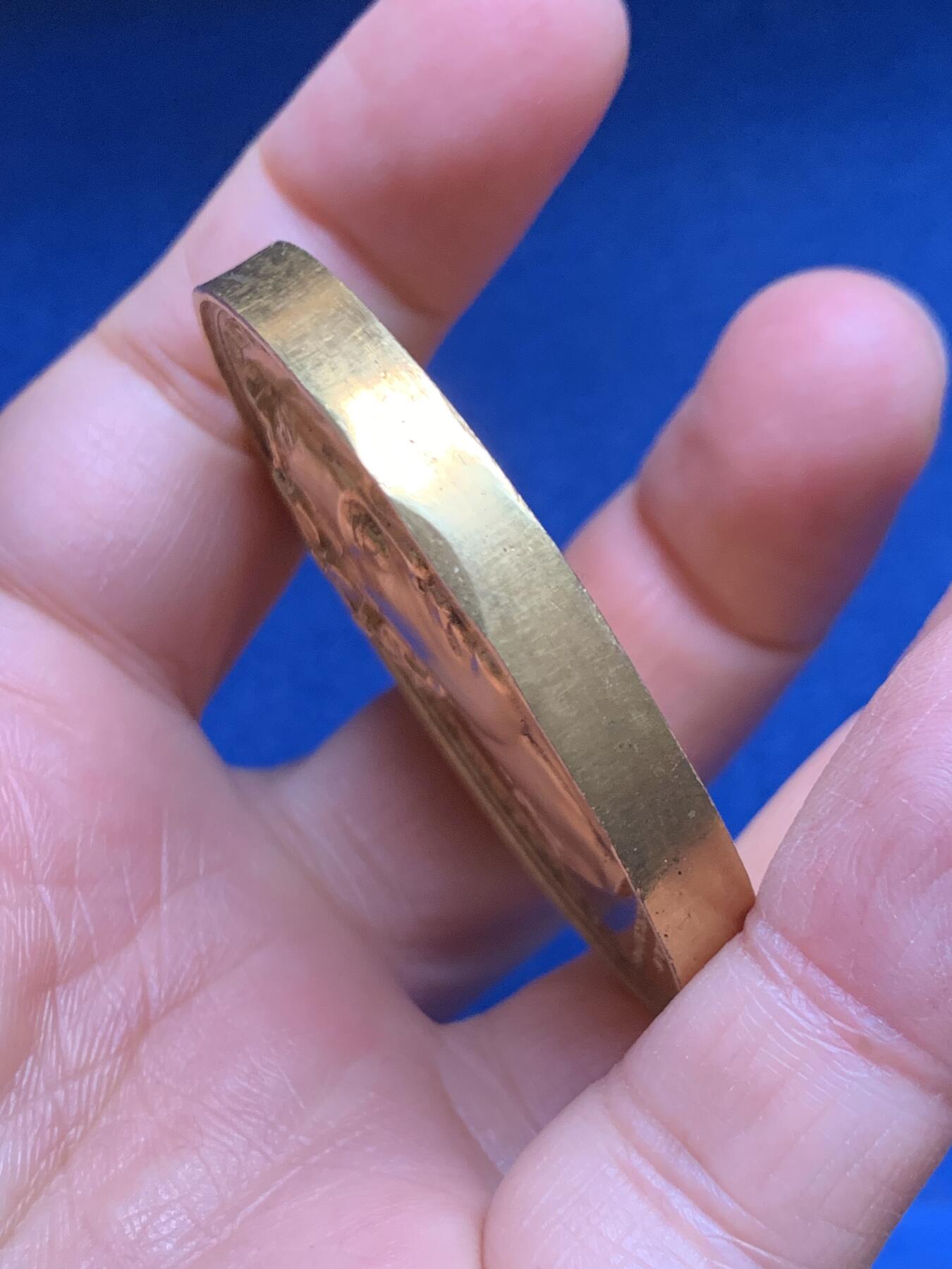 《竞宝斋》第455场 周日，周一 2场连拍 （全场包邮，欢迎送拍） 法国1840年迎回拿破仑灵柩纪念镀金铜章，金水十足。66.3g，52mm，边刻字：C.Dore，铜章1841年以前无边铭，有磕