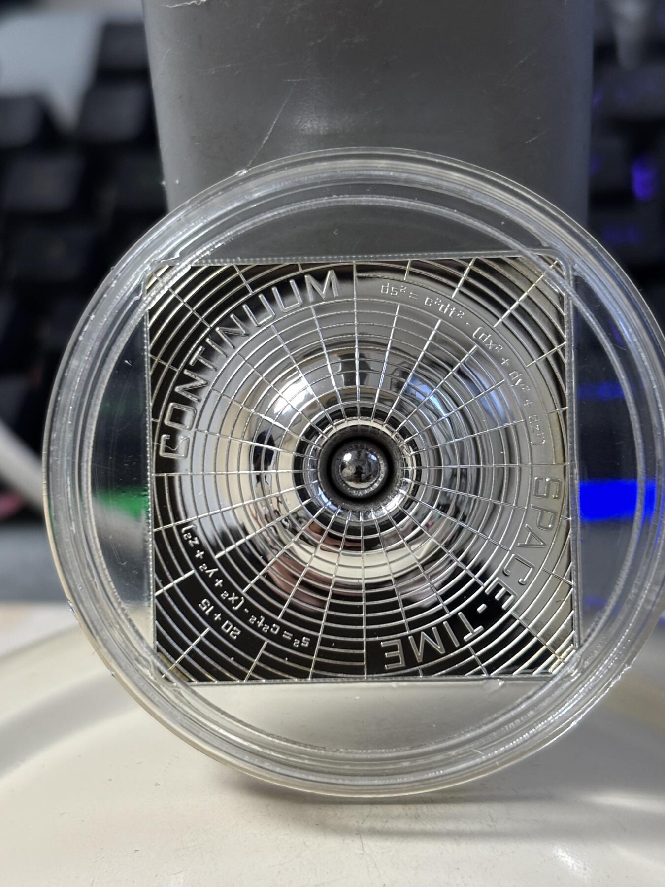 第187期拍卖 获奖库克2015年时空连续体银球镶嵌凹凸面纪念银币，999银，1/2盎司，发行1500枚