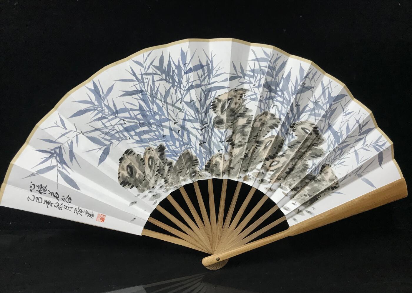 抚柳草堂-第六期章牌钱币 奖章勋章限时免佣 满百包邮 放漏专场 纯手绘墨竹诗文折扇 实力派画家纯手绘 笔墨丰富构图完整 开合设计效果好 长30cm宽2.8cm 扇骨有轻微起皮