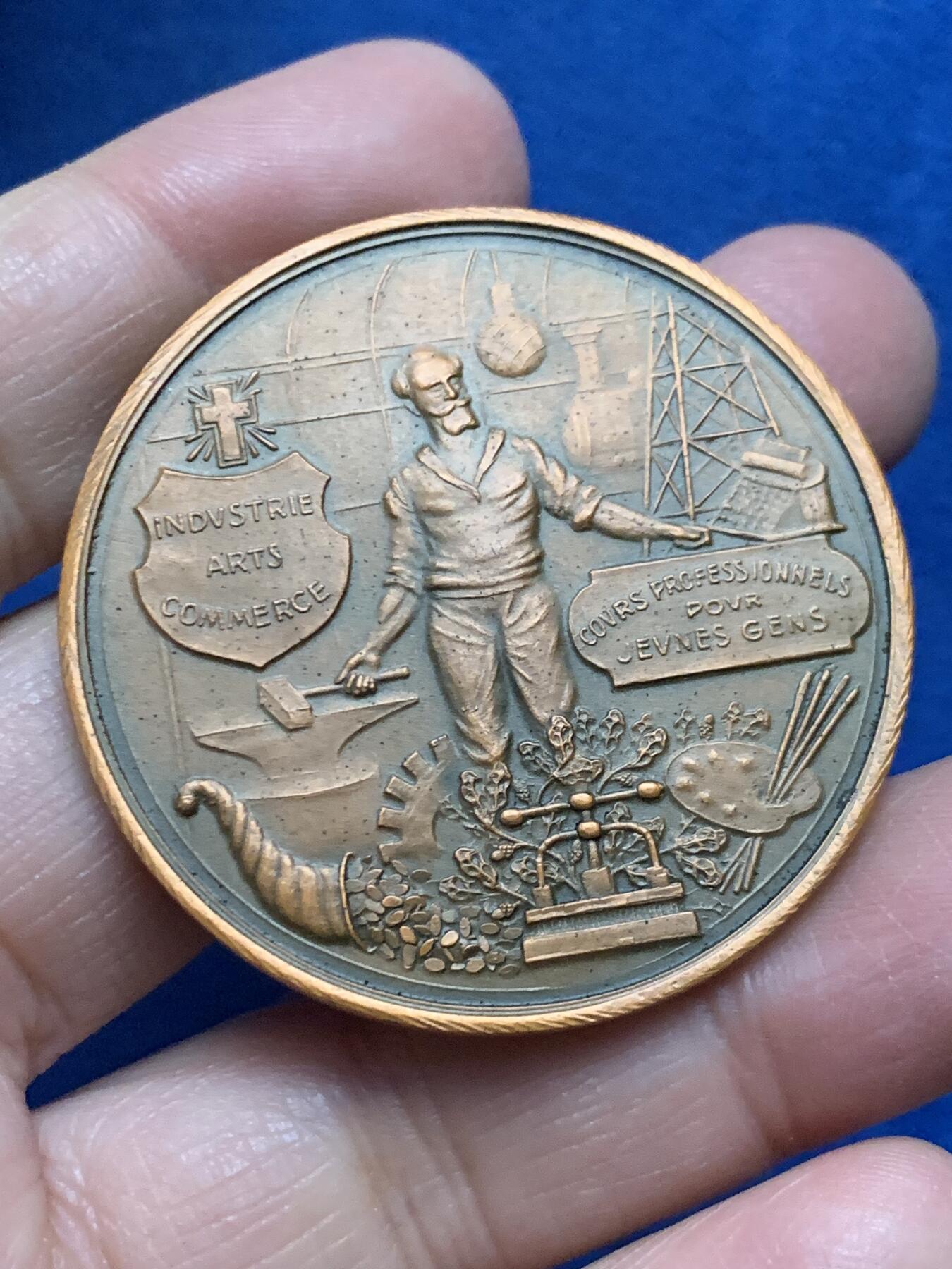 《竞宝斋》第455场 周日，周一 2场连拍 （全场包邮，欢迎送拍） 里昂自由学校兄弟会校友协会纪念铜章 31克 45.3mm 三角铜标 带原盒