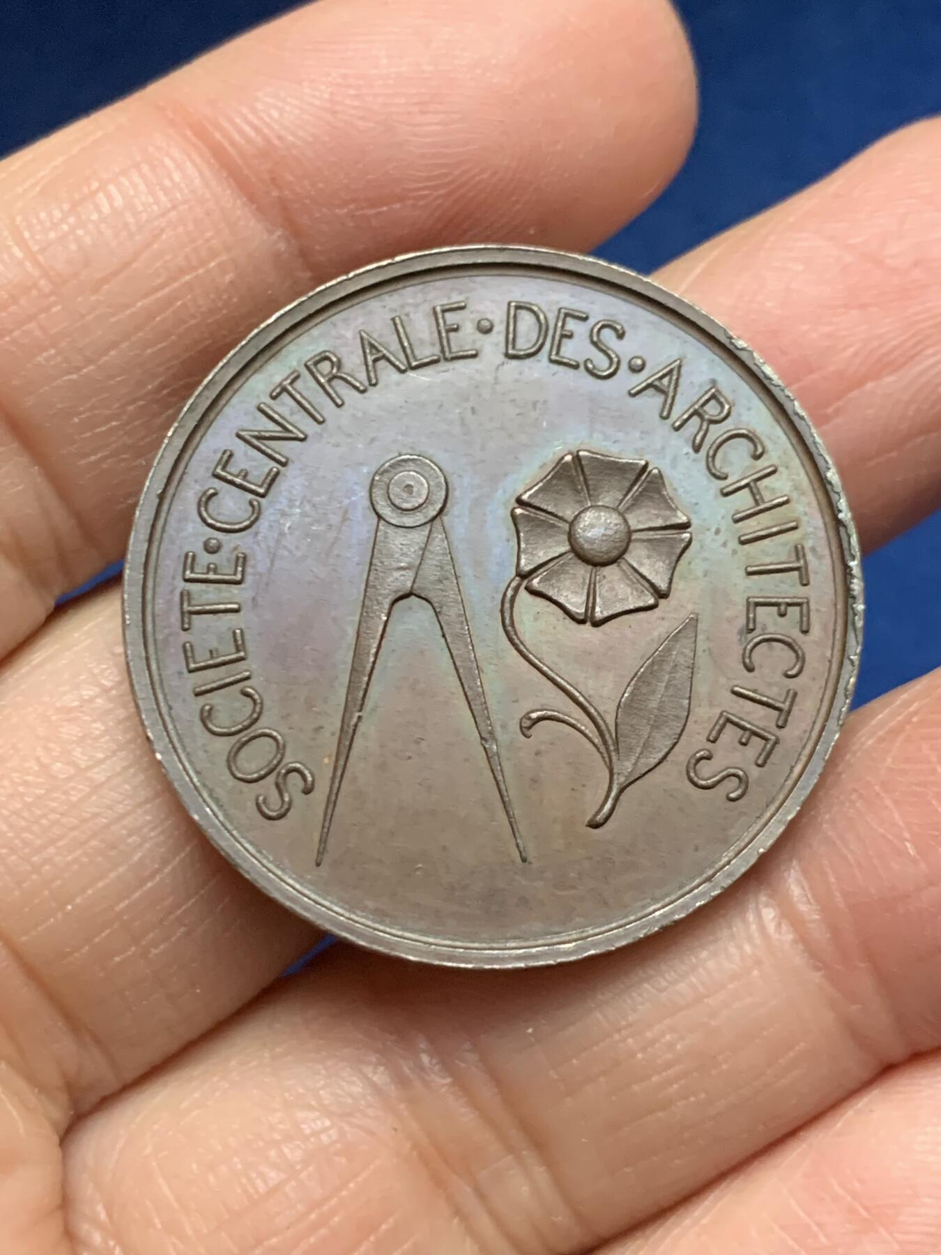 《竞宝斋》第455场 周日，周一 2场连拍 （全场包邮，欢迎送拍） 法国建筑师协会纪念铜章 17.45克 33.2mm 手指铜标 铜质少见