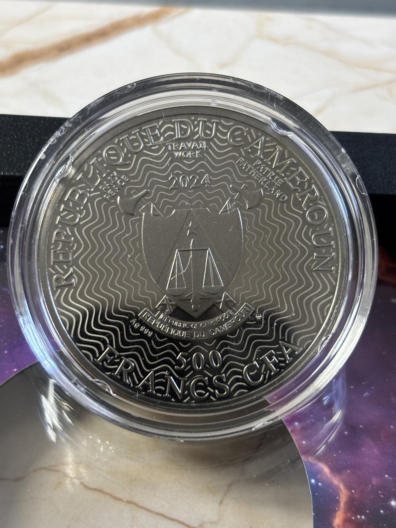 第187期拍卖 喀麦隆2024年银河思考者贝尔三重态 精制纪念银币，999银，17.5克，发行700枚