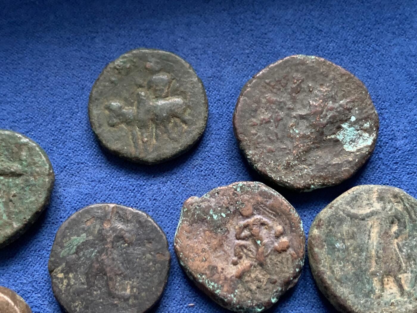 《竞宝斋》第455场 周日，周一 2场连拍 （全场包邮，欢迎送拍） 9枚一组 丝路打制铜币 包含莫卧儿，贵霜，贵霜沙时期，品相不错，铭文清晰可见，无名王和迦腻色伽都是不错的品种，适合研究或收藏。总重约99克