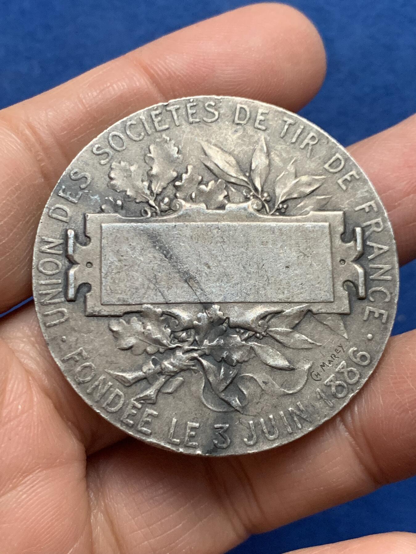 《竞宝斋》第455场 周日，周一 2场连拍 （全场包邮，欢迎送拍） 1886年法国射击联盟纪念镀银铜章 40.15克 44.6mm 三角铜标