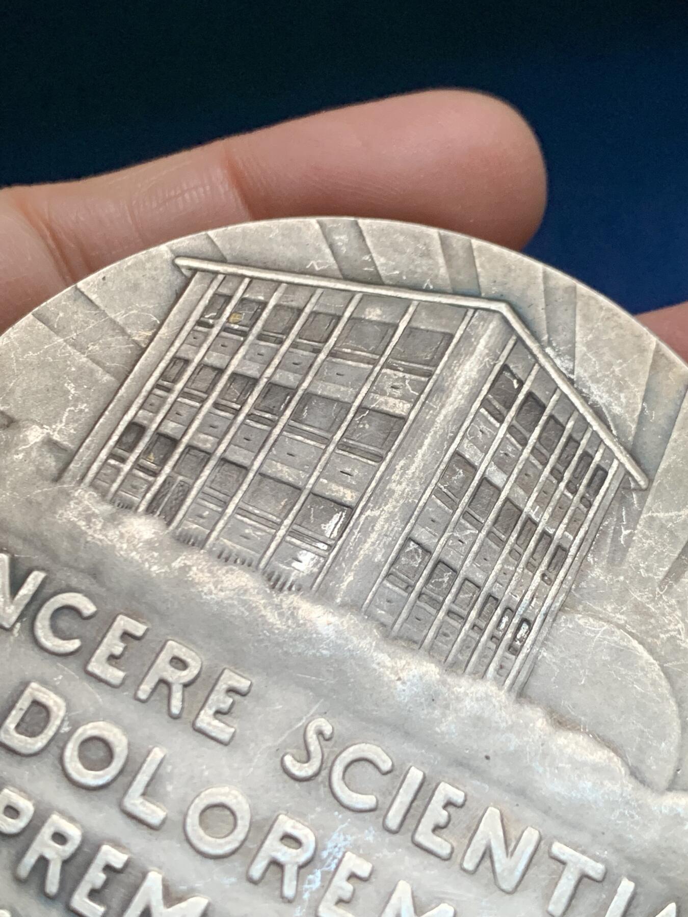 《竞宝斋》第455场 周日，周一 2场连拍 （全场包邮，欢迎送拍） 法国1928年牙科教授J·维肖医生纪念镀银大铜章 114.5克 67.8mm 三角铜标