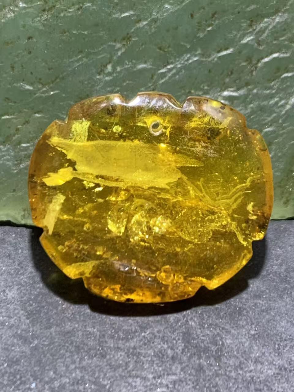 天然通货乌克兰蜜蜡雕刻福字吊坠一个