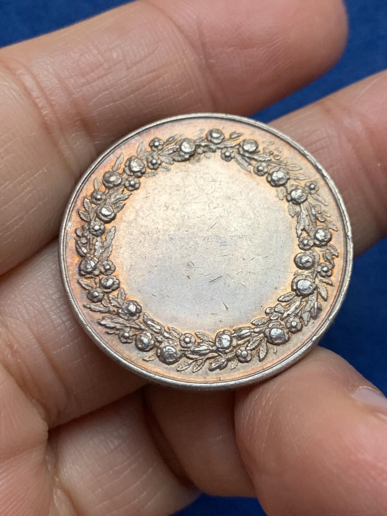 《竞宝斋》第455场 周日，周一 2场连拍 （全场包邮，欢迎送拍） 法国婚姻与爱情纪念银章 背面无刻字 蜜蜂银标 11.92克 30.2MM 披纱