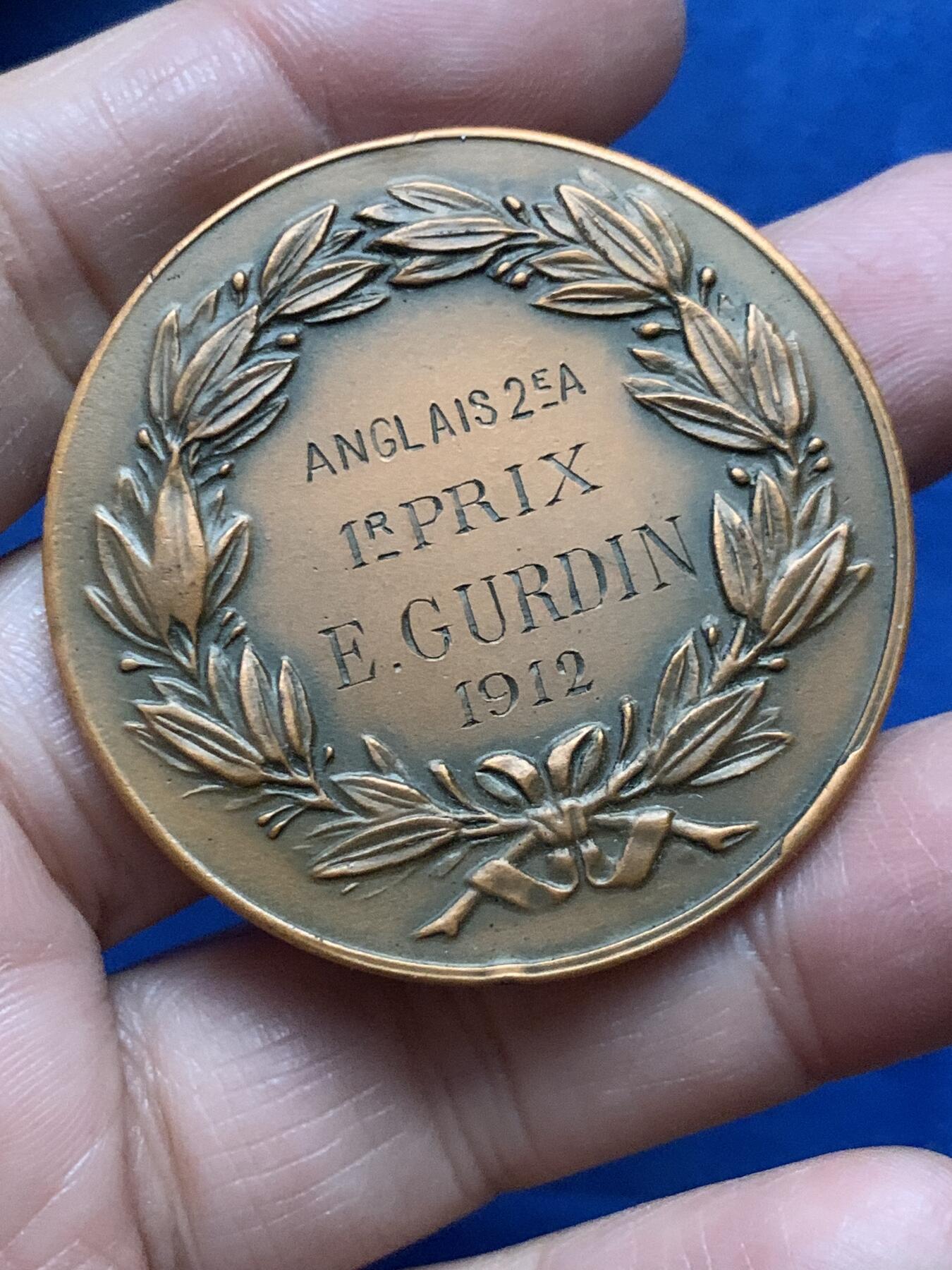 《竞宝斋》第455场 周日，周一 2场连拍 （全场包邮，欢迎送拍） 里昂自由学校兄弟会校友协会纪念铜章 31克 45.3mm 三角铜标 带原盒