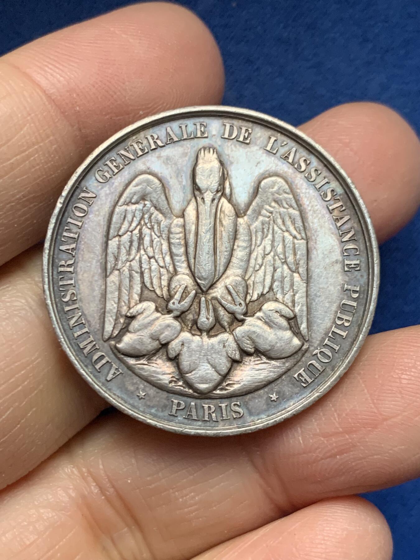 《竞宝斋》第455场 周日，周一 2场连拍 （全场包邮，欢迎送拍） 19世纪法国医学之父希波克拉底银章 19.25克 34mm 蜜蜂银标