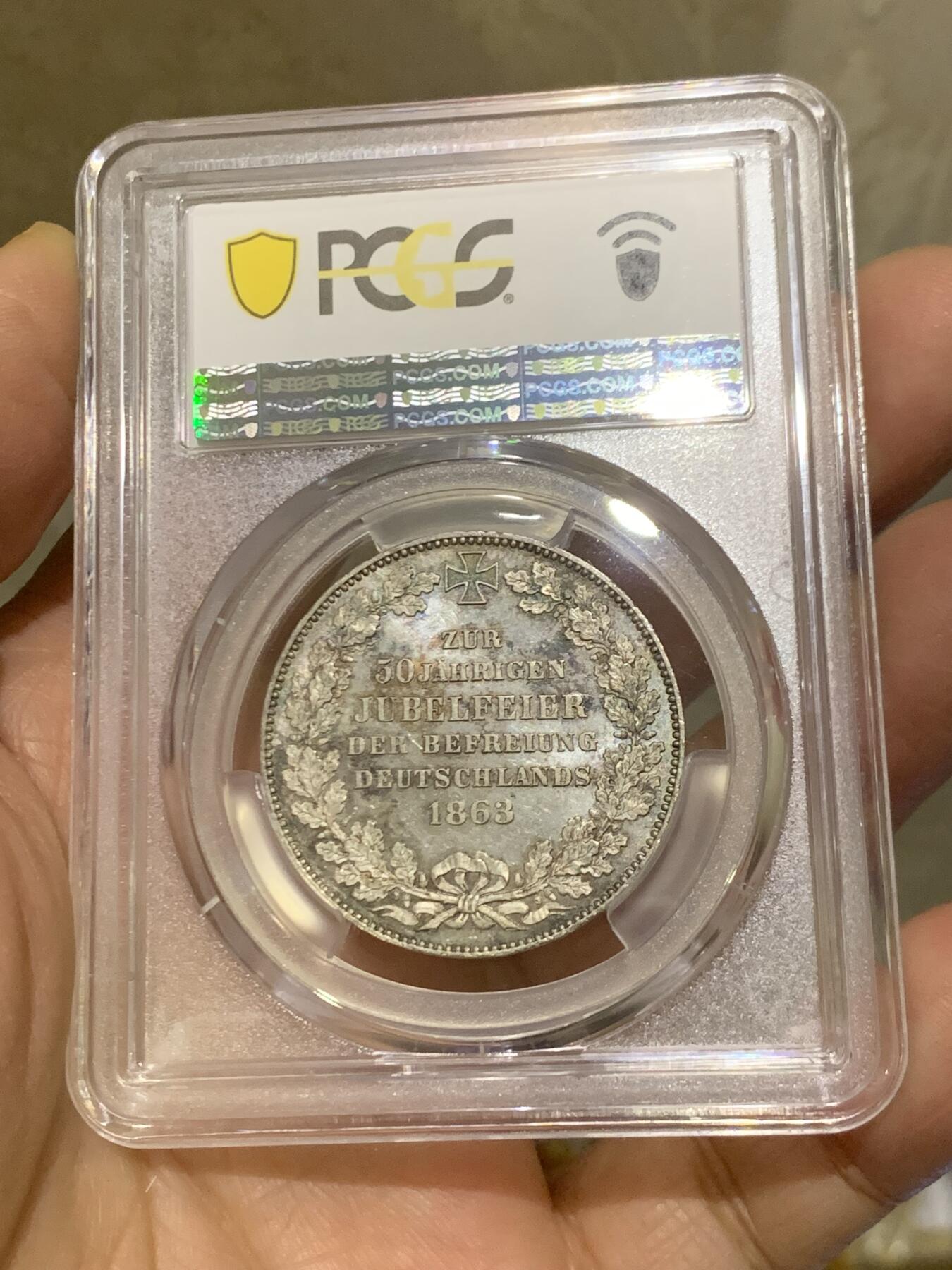 《竞宝斋》第455场 周日，周一 2场连拍 （全场包邮，欢迎送拍） PCGS MS65 德国1863年不莱梅自由市泰勒银币，正面为经典的双狮扶着象征不莱梅的钥匙盾徽，背面为纪念解放德国50周年文字。强烈转光，非常难得的Gem级别不莱梅银币。一枚66在最近Ha拍了近9000人民币。