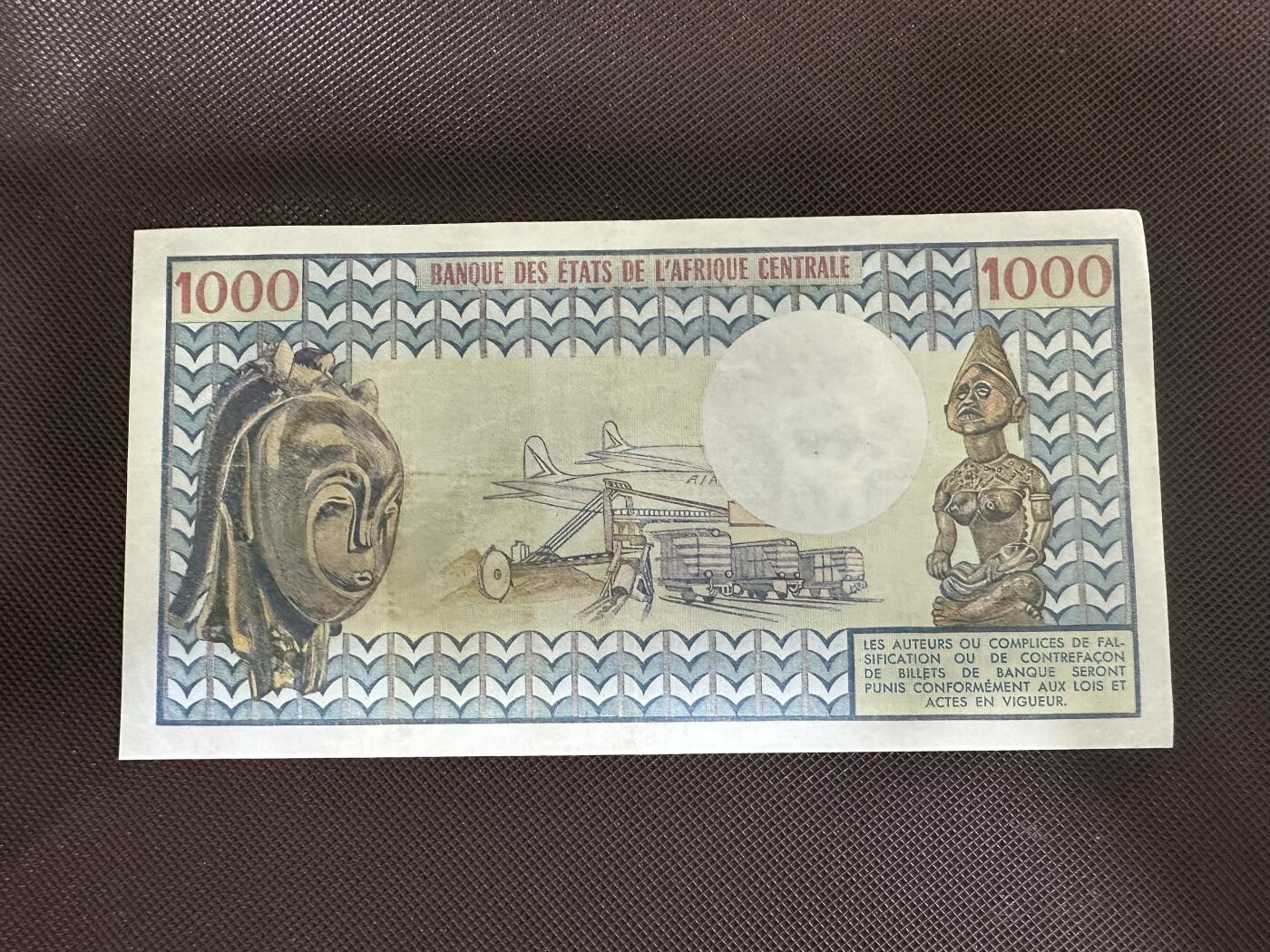 喜羊羊钱币收藏2025第12期(流通品相场) 	喀麦隆	P-16a 1974年1000法郎	早期，品相如图				E.15 04322			