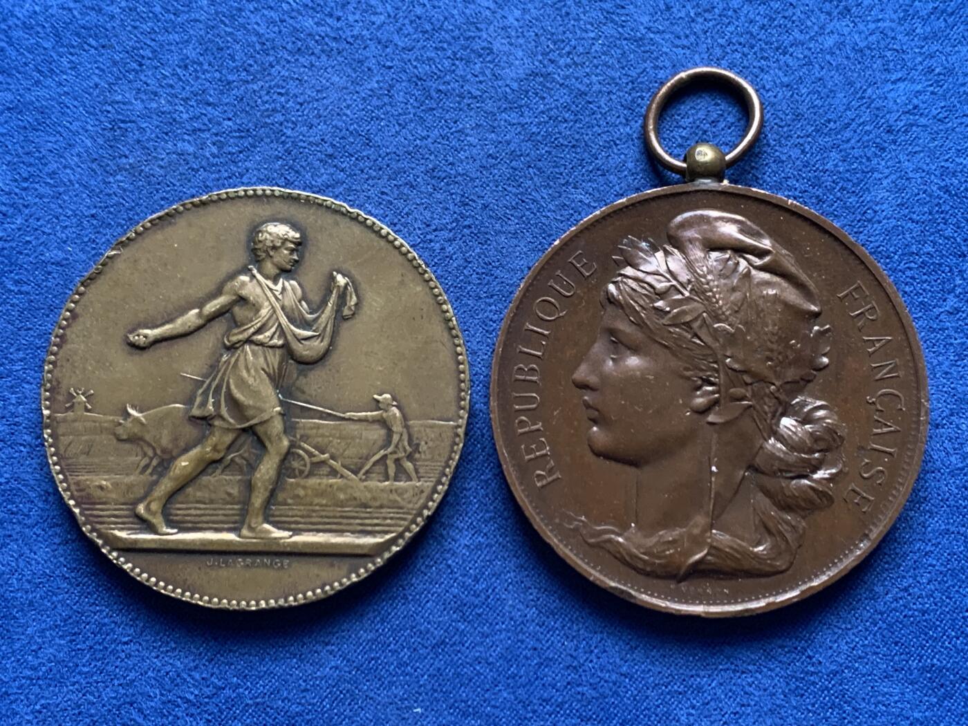 《竞宝斋》第455场 周日，周一 2场连拍 （全场包邮，欢迎送拍） 两枚一组 法国农业部颁发铜章 50mm 总重约123.9克