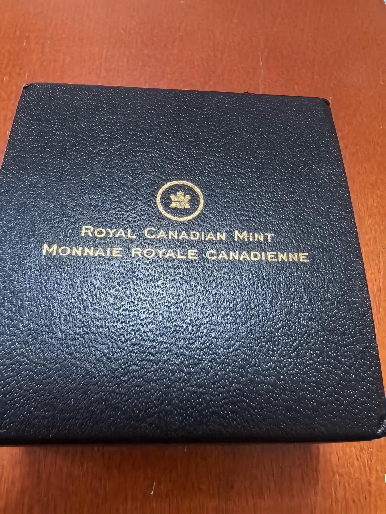 长老汇蛇年精选第九十二场拍卖 2011加拿大高速路上的英雄10加元精制银币，15.87克999银，盒证全，7732枚