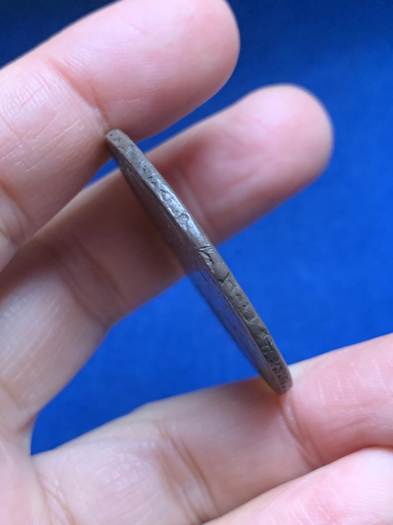 《竞宝斋》第455场 周日，周一 2场连拍 （全场包邮，欢迎送拍） 西班牙1810双柱斐迪南七世银币 水坑包浆 25.7克