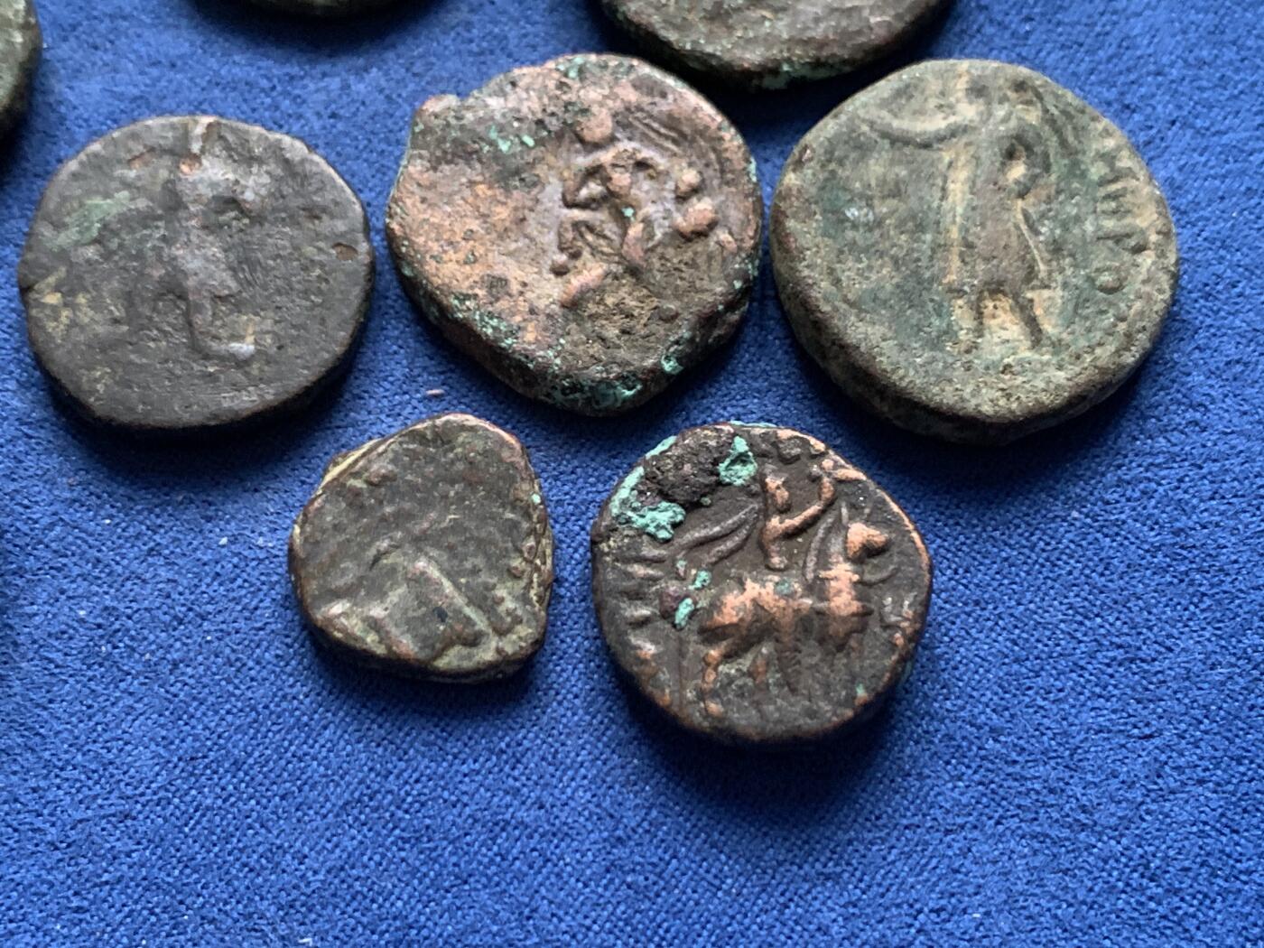 《竞宝斋》第455场 周日，周一 2场连拍 （全场包邮，欢迎送拍） 9枚一组 丝路打制铜币 包含莫卧儿，贵霜，贵霜沙时期，品相不错，铭文清晰可见，无名王和迦腻色伽都是不错的品种，适合研究或收藏。总重约99克