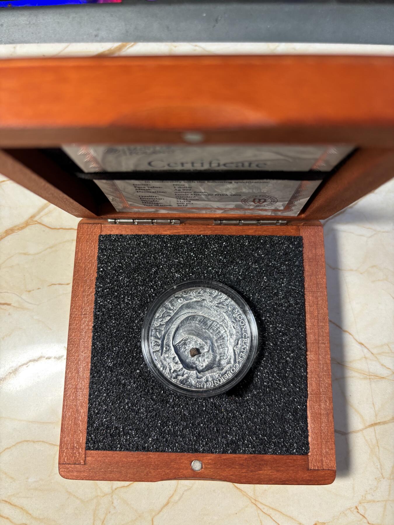 第187期拍卖 纽埃2019年宇宙星坑1哥白尼环形山镶月球陨石银币，999银，发行666枚