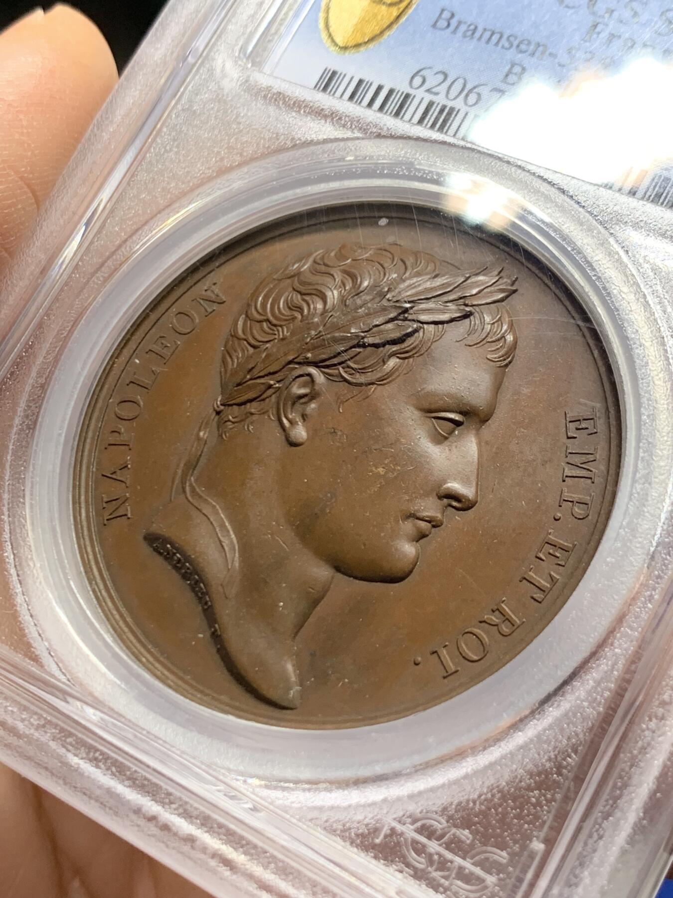 《竞宝斋》第455场 周日，周一 2场连拍 （全场包邮，欢迎送拍） PCGS SP64 法国1806年拿破仑一世耶拿之战原铸铜章 巴黎造币厂 巧克力包浆 拿破仑化身朱庇特（罗马神话中众神之王）身披斗篷骑着帝国之鹰腾云凌空 手持闪电权杖 击倒斩杀地上三名巨人 场面英武壮阔 设计大胆天马行空 肌肉线条精细优美 该战役是拿破仑大破普军经典战役 也是拿章中经典中的经典