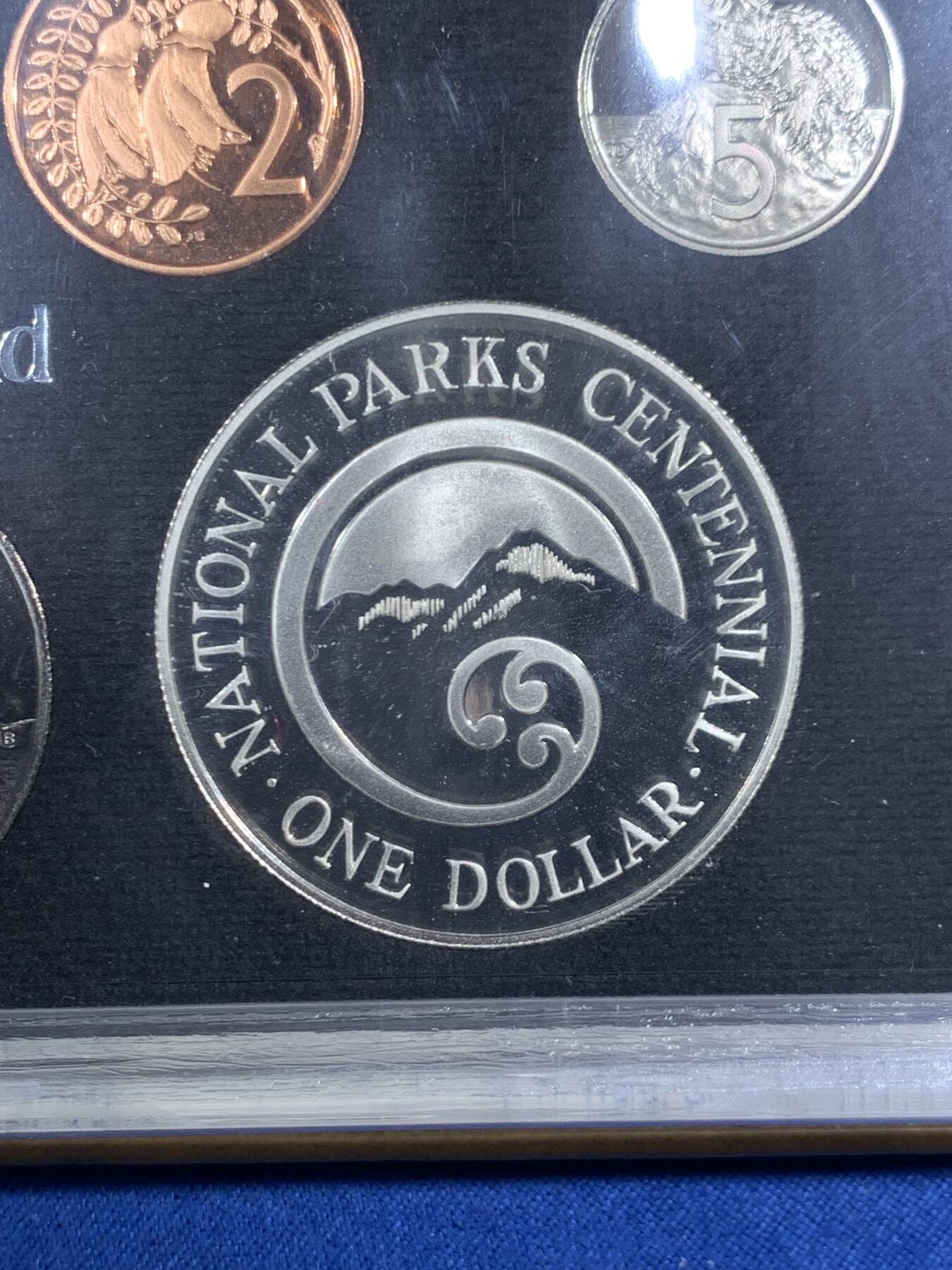 《竞宝斋》第455场 周日，周一 2场连拍 （全场包邮，欢迎送拍） 新西兰1987年官方精制套币 含1元精制银币 925银 27.2克 册装