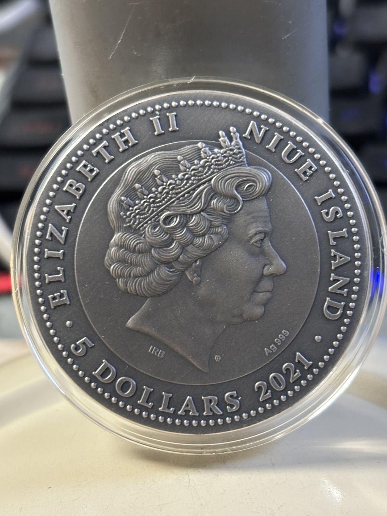 第187期拍卖 纽埃2021年中国龙虎将(1)-(战神)关羽,2盎司超高浮雕仿古镶嵌珊瑚红玉银币。62.2克，发行500枚