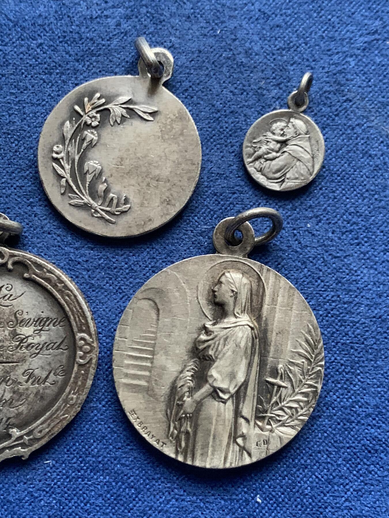 《竞宝斋》第455场 周日，周一 2场连拍 （全场包邮，欢迎送拍） 五枚一组 宗教吊坠纪念章 总重18.5克