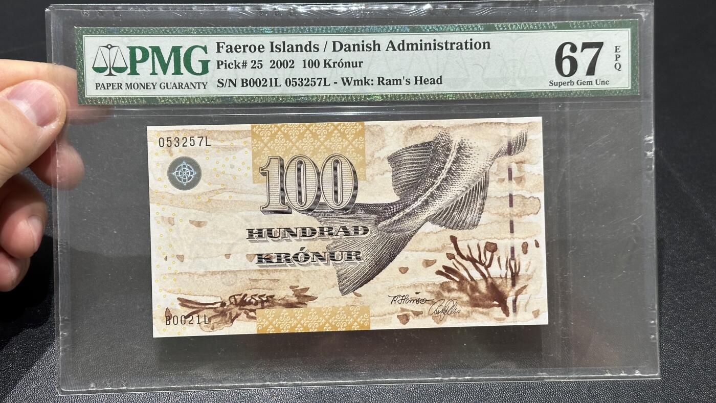 🎉🎉🎉《外钞收藏家》第六百期（年度庆典场）（本平台长期征集拍品、欢迎藏友们联系合作）❤️❤️❤️ 法罗群岛2002年初版100克朗PMG67（全程无4，大西洋鳕鱼尾）