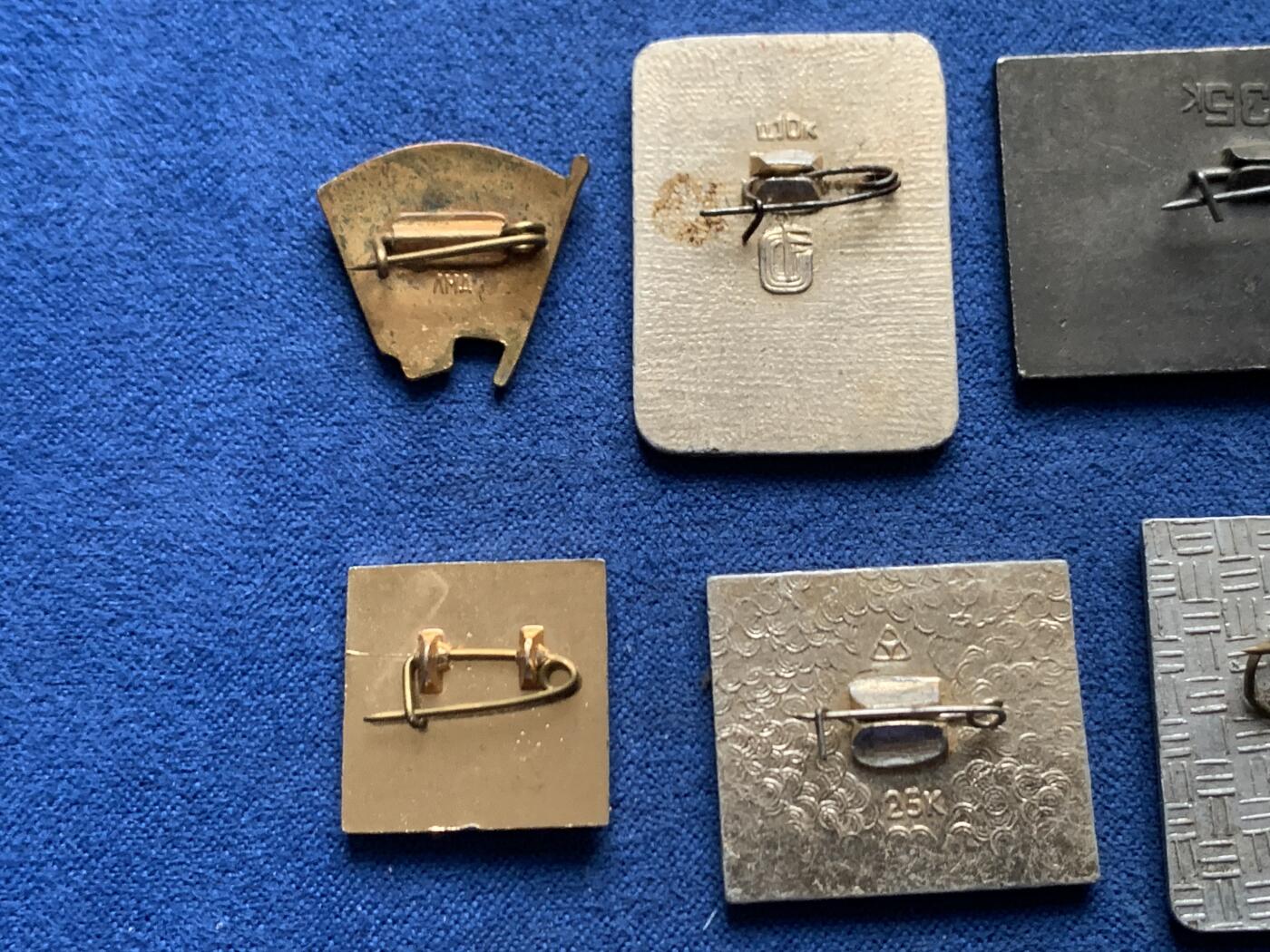 《竞宝斋》第455场 周日，周一 2场连拍 （全场包邮，欢迎送拍） 八枚一组 前苏联胸章 细节见图