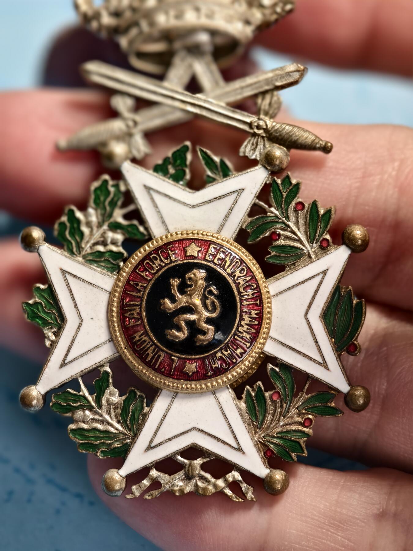 抚柳草堂-第六期章牌钱币 奖章勋章限时免佣 满百包邮 放漏专场 比利时利奥波德一世骑士级勋章 荷法双语版 配剑军事版 章体珐琅彩绘基本完好  狮子图案和皇冠细节清晰