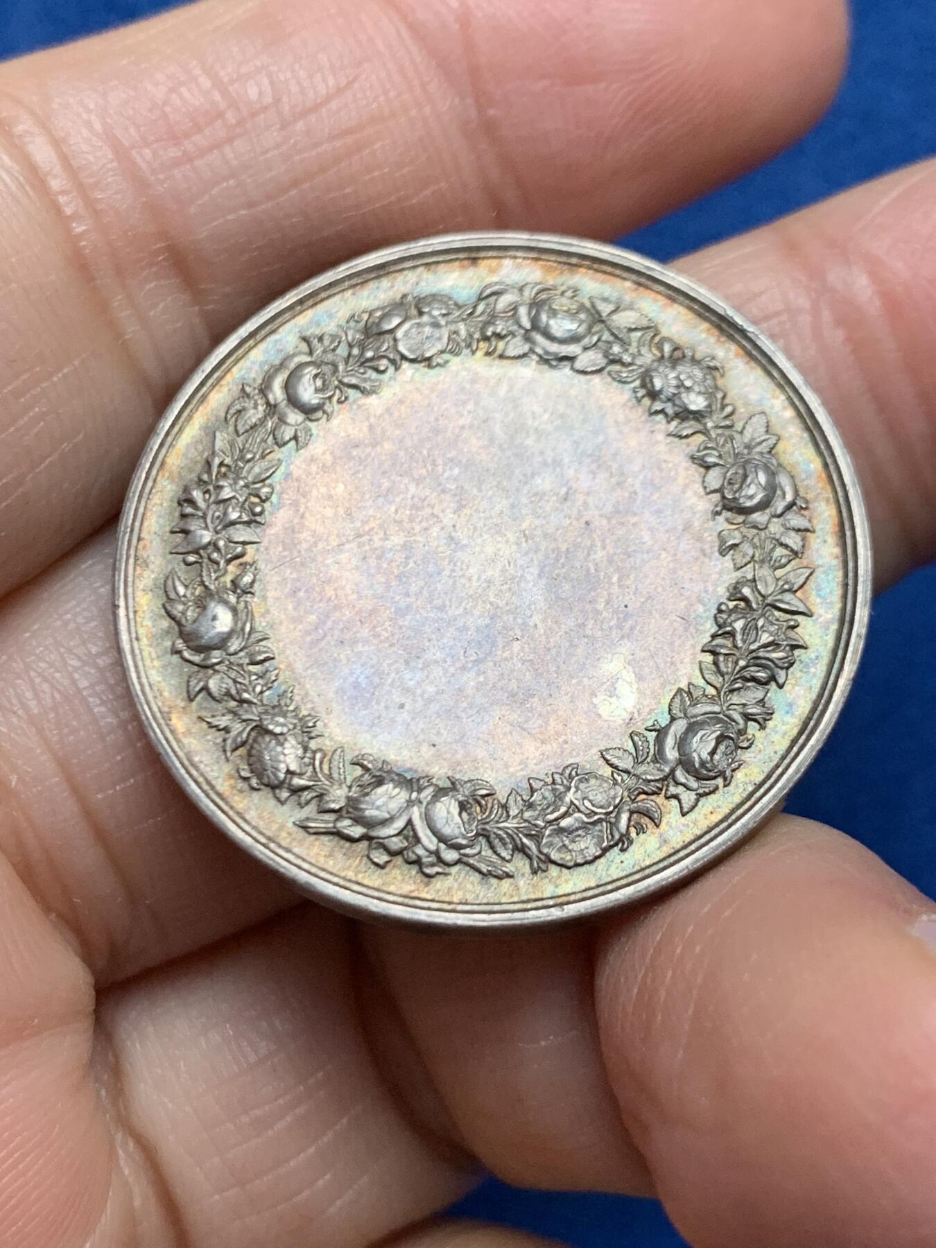 《竞宝斋》第455场 周日，周一 2场连拍 （全场包邮，欢迎送拍） 法国婚姻与爱情纪念银章 背面无刻字 蜜蜂银标 13.77克 31.6MM 双跪