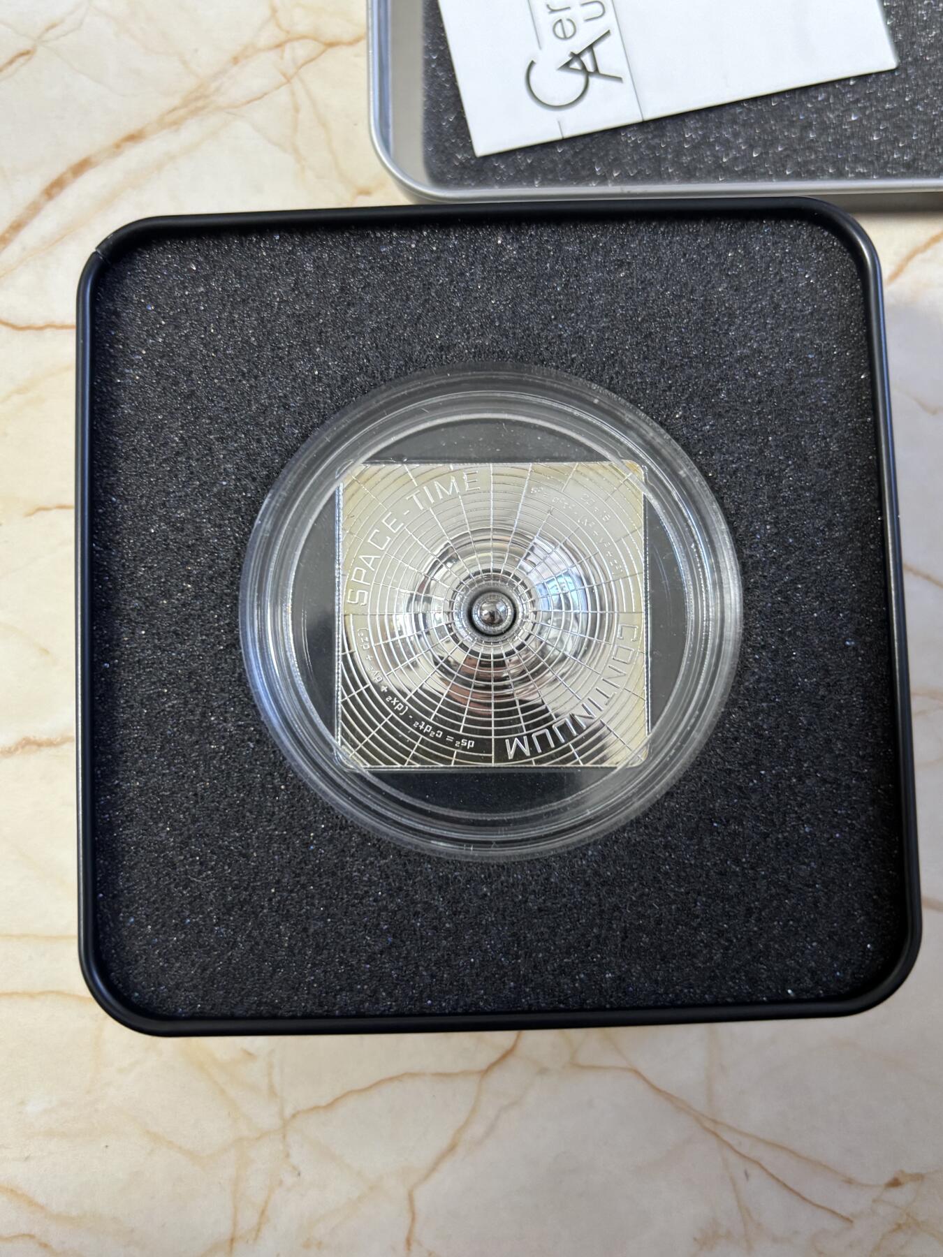 第187期拍卖 获奖库克2015年时空连续体银球镶嵌凹凸面纪念银币，999银，1/2盎司，发行1500枚