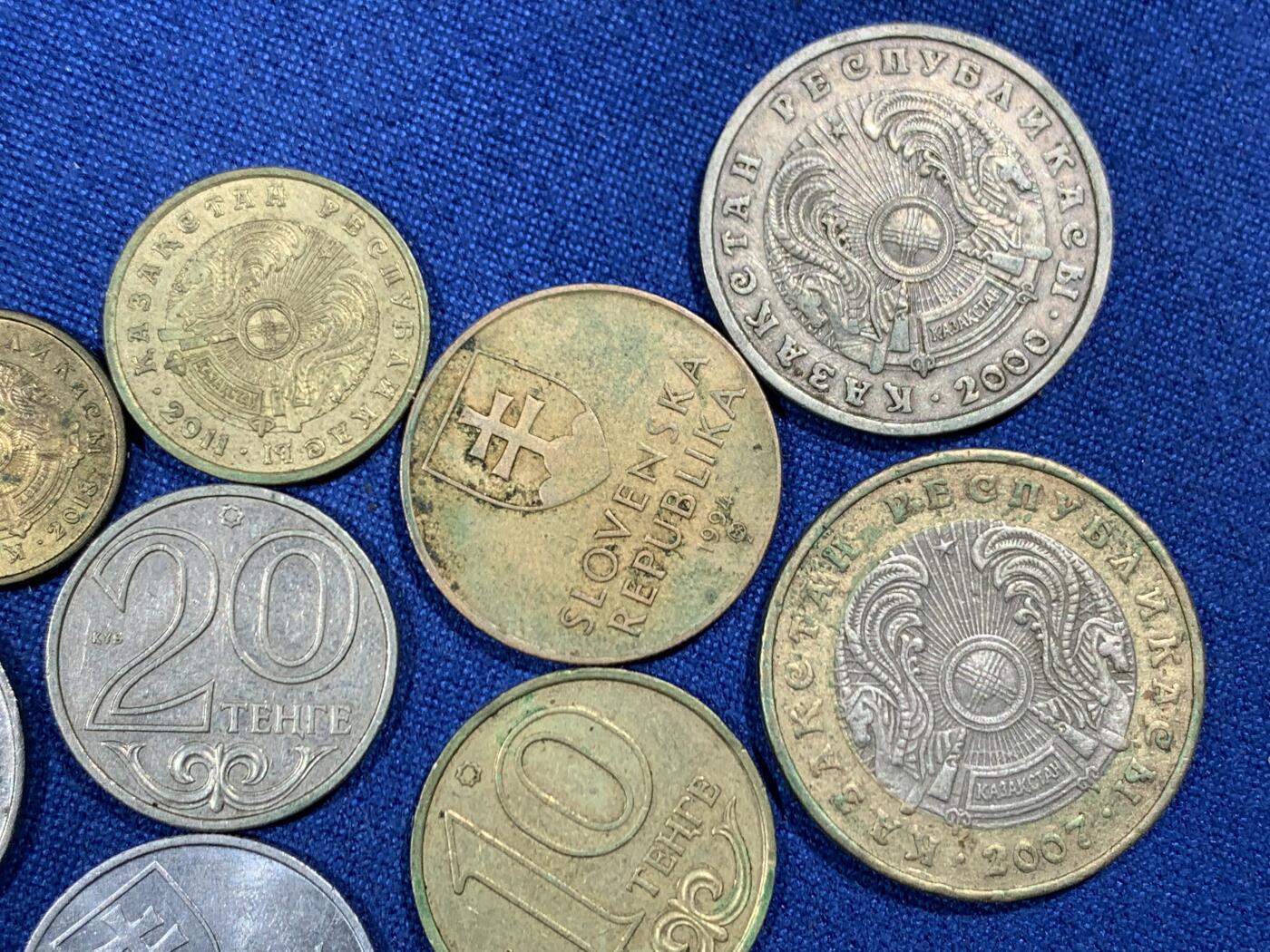 《竞宝斋》第455场 周日，周一 2场连拍 （全场包邮，欢迎送拍） 10枚一组 哈萨克斯坦钱币6枚和斯洛伐克钱币4枚