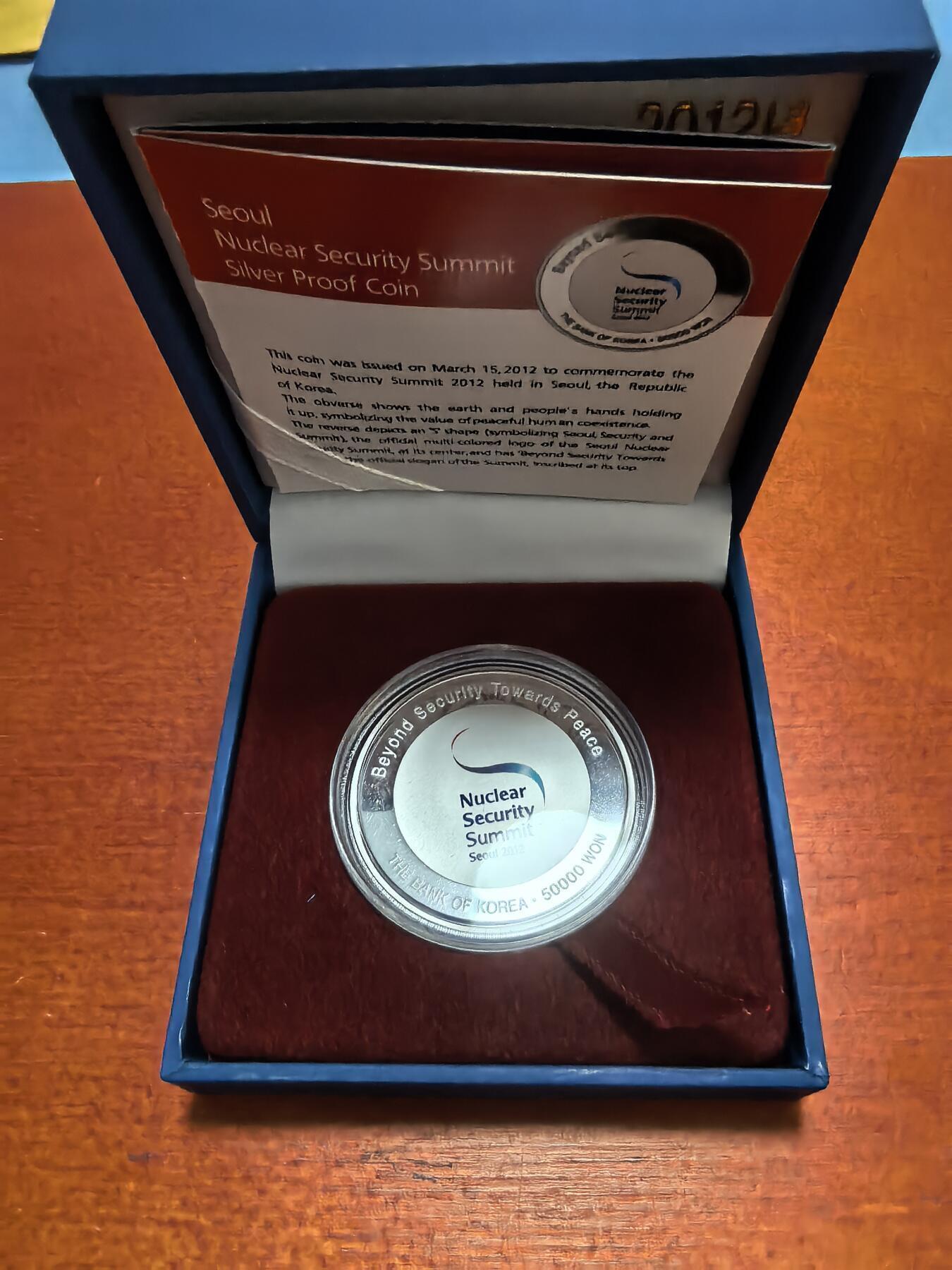 长老汇蛇年精选第九十二场拍卖 2012韩国国际原子能峰会50000韩元局部彩色精制银币，19克999银，盒证全，5万韩元=259元