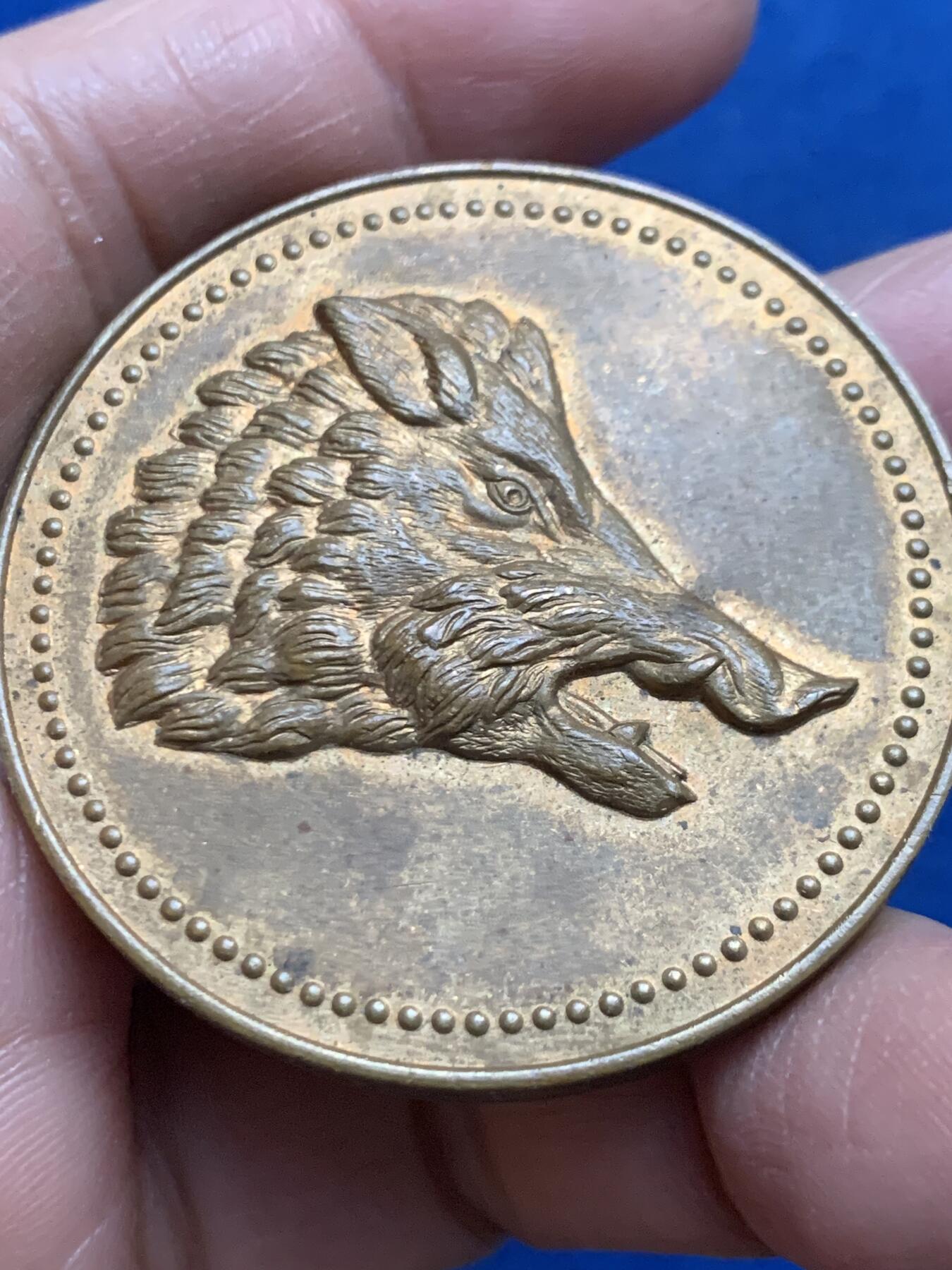 《竞宝斋》第455场 周日，周一 2场连拍 （全场包邮，欢迎送拍） 法国野猪头单面铜章 46克 45.6mm 三角铜标