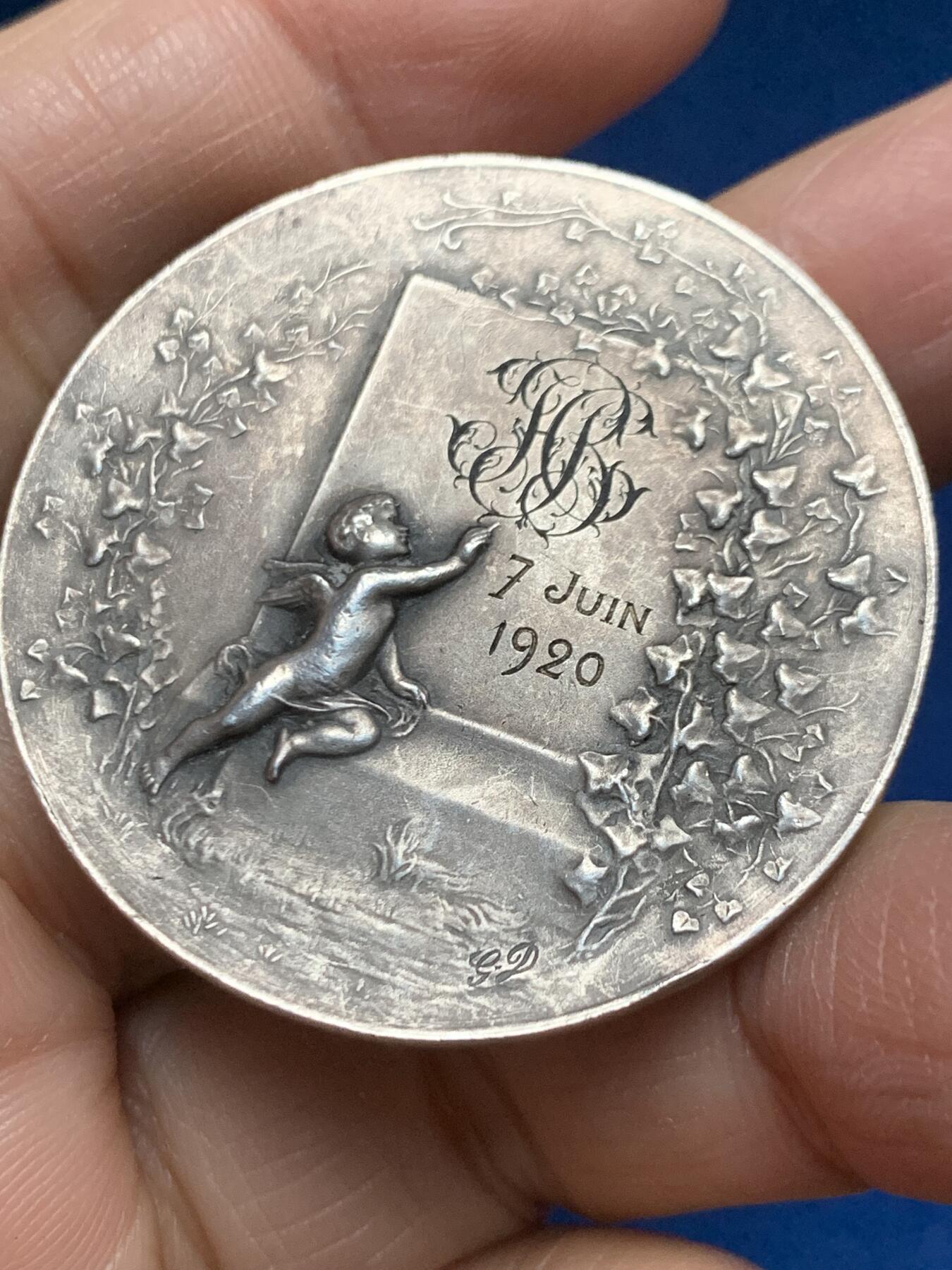 《竞宝斋》第455场 周日，周一 2场连拍 （全场包邮，欢迎送拍） 名家名作 法国婚礼银章 “执子之手，与子偕老” 30.45克 40.3mm 菱形野猪头 950银 好品 稀有