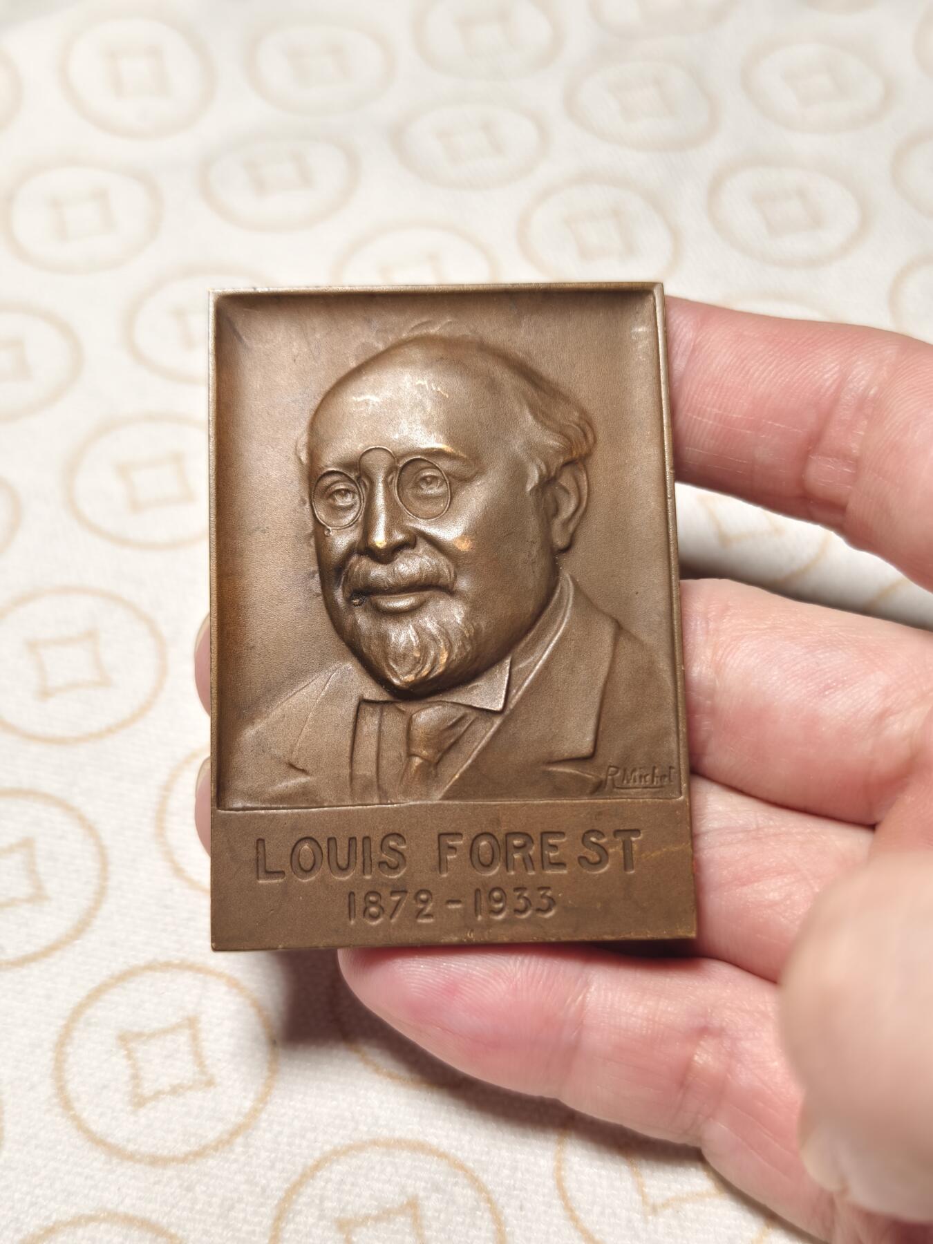 抚柳草堂-第六期章牌钱币 奖章勋章限时免佣 满百包邮 放漏专场 1933法国政治家评论家路易•弗雷斯特方形大铜章  尺寸44×64mm 重66.1g 浮雕精美人物刻画传神