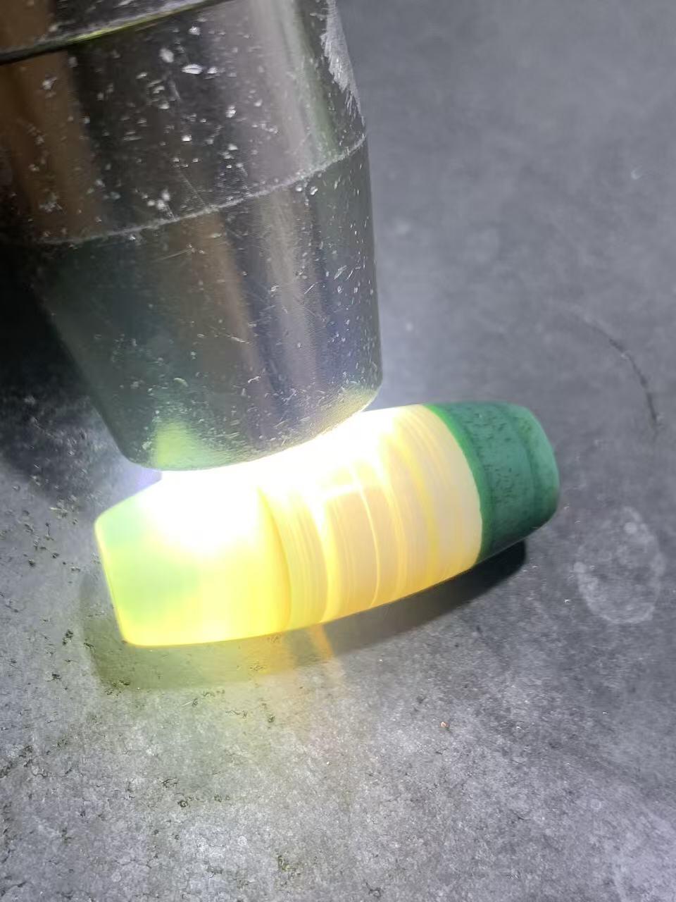 精美冰透高玉化瓷白绿双色缠丝玛瑙桶珠一颗，