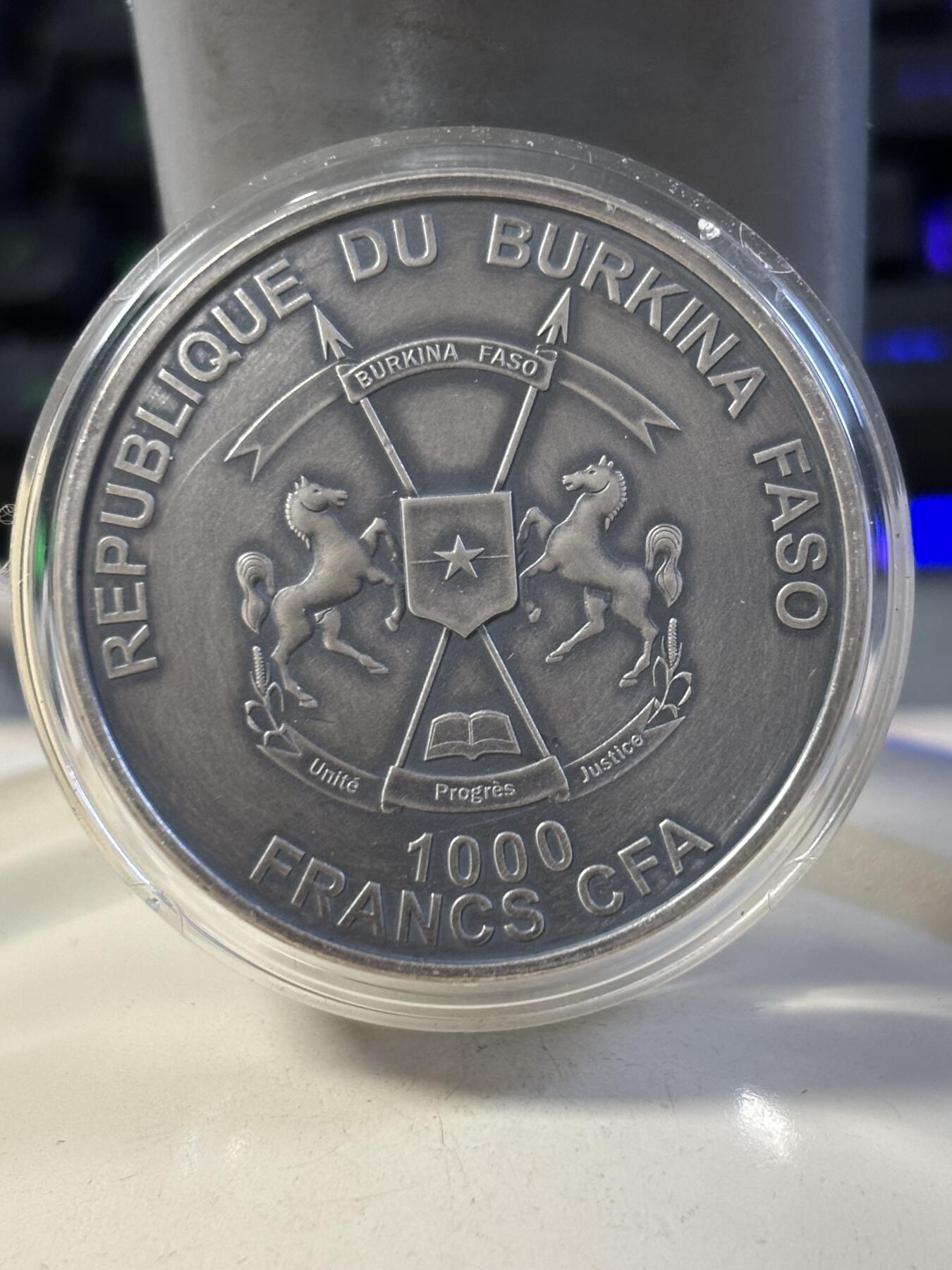 第187期拍卖 布基纳法索2016年镶嵌法国1841雷纳堡陨石仿古银币，999银，发行量999枚