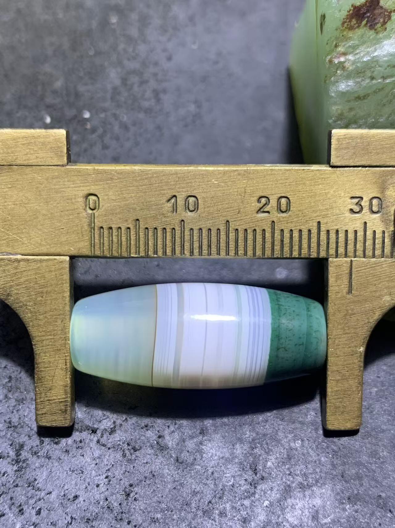 精美冰透高玉化瓷白绿双色缠丝玛瑙桶珠一颗，