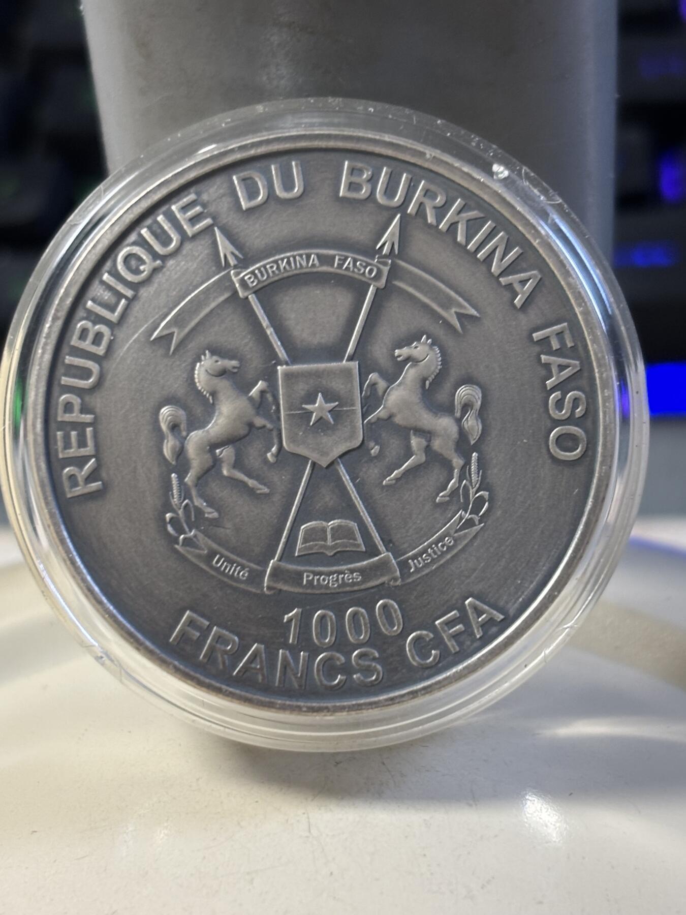 第187期拍卖 布基纳法索2016年镶嵌法国1841雷纳堡陨石仿古银币，999银，发行量999枚