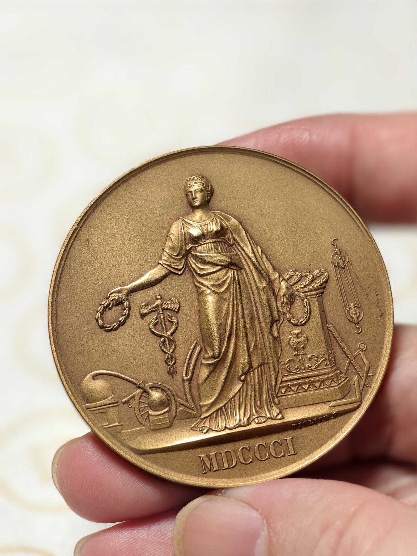 抚柳草堂-第六期章牌钱币 奖章勋章限时免佣 满百包邮 放漏专场 1941法国国家工业鼓励协会镀金大铜章重53.7g 直径50.6mm 丰饶角铜标 品相非常棒镀层完美漂亮极了