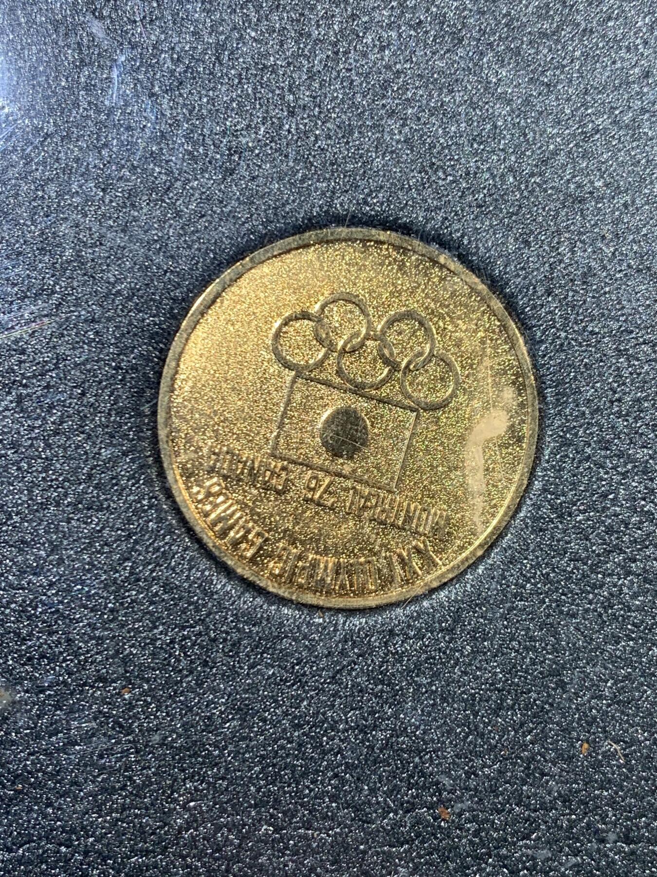 《竞宝斋》第455场 周日，周一 2场连拍 （全场包邮，欢迎送拍） 三枚一组 日本发行 1976年加拿大蒙特利尔奥运会纪念币2枚 原盒（少个盖子） + 1970年 日本世博会纪念章 原盒