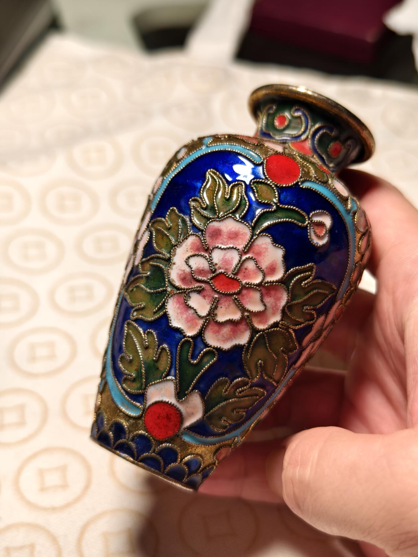 抚柳草堂-第六期章牌钱币 奖章勋章限时免佣 满百包邮 放漏专场 80年代出口创汇时期景泰蓝小花瓶 铜胎掐丝珐琅纯手工小花瓶 高10cm左右 重70.1g