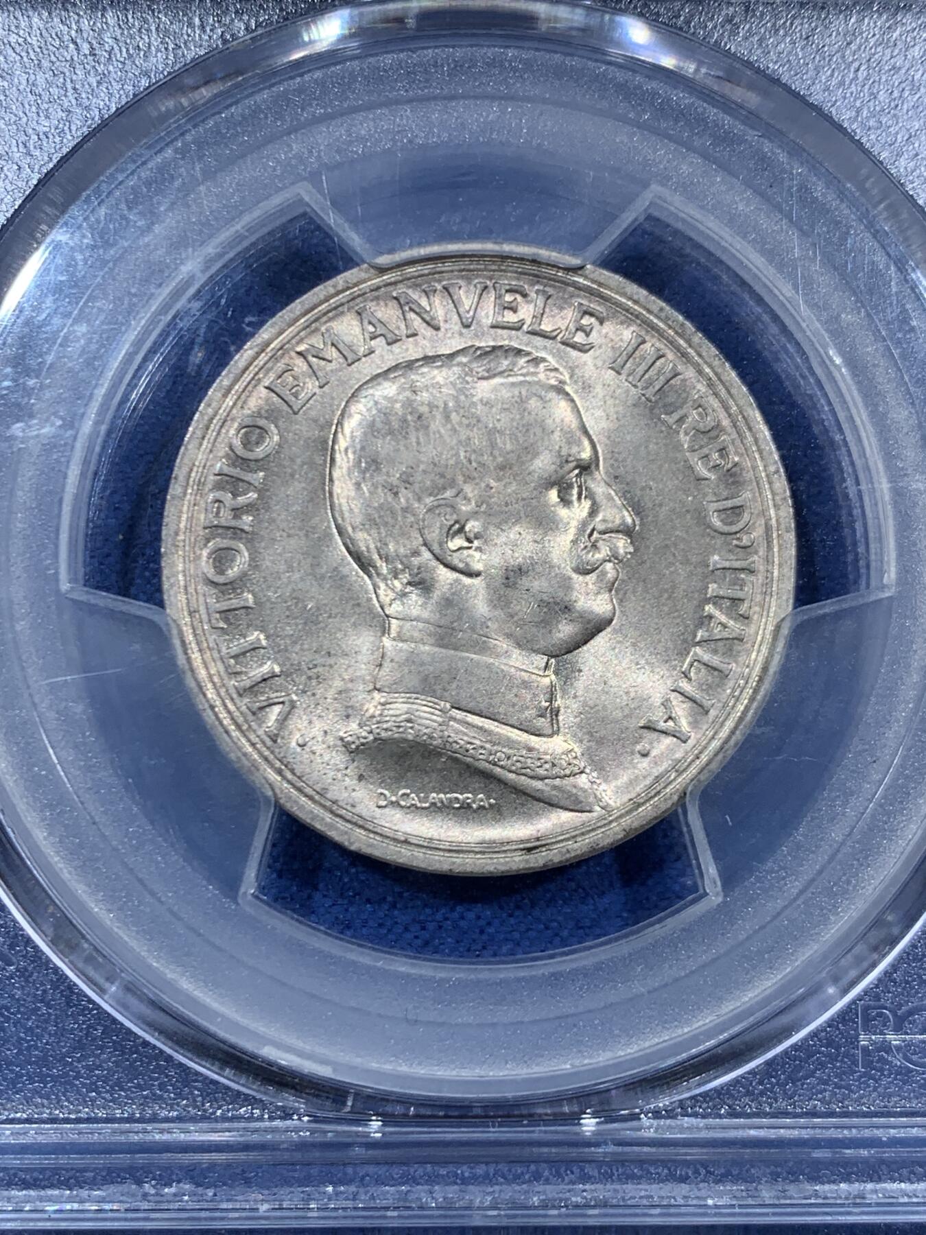 《竞宝斋》第455场 周日，周一 2场连拍 （全场包邮，欢迎送拍） PCGS MS64 意大利王国1915年2里拉银币。意大利王国最经典的设计，正面为戎装的意大利国王埃马努埃莱三世，背面为女神与马车。转光非常好的一枚，状态一步到位。