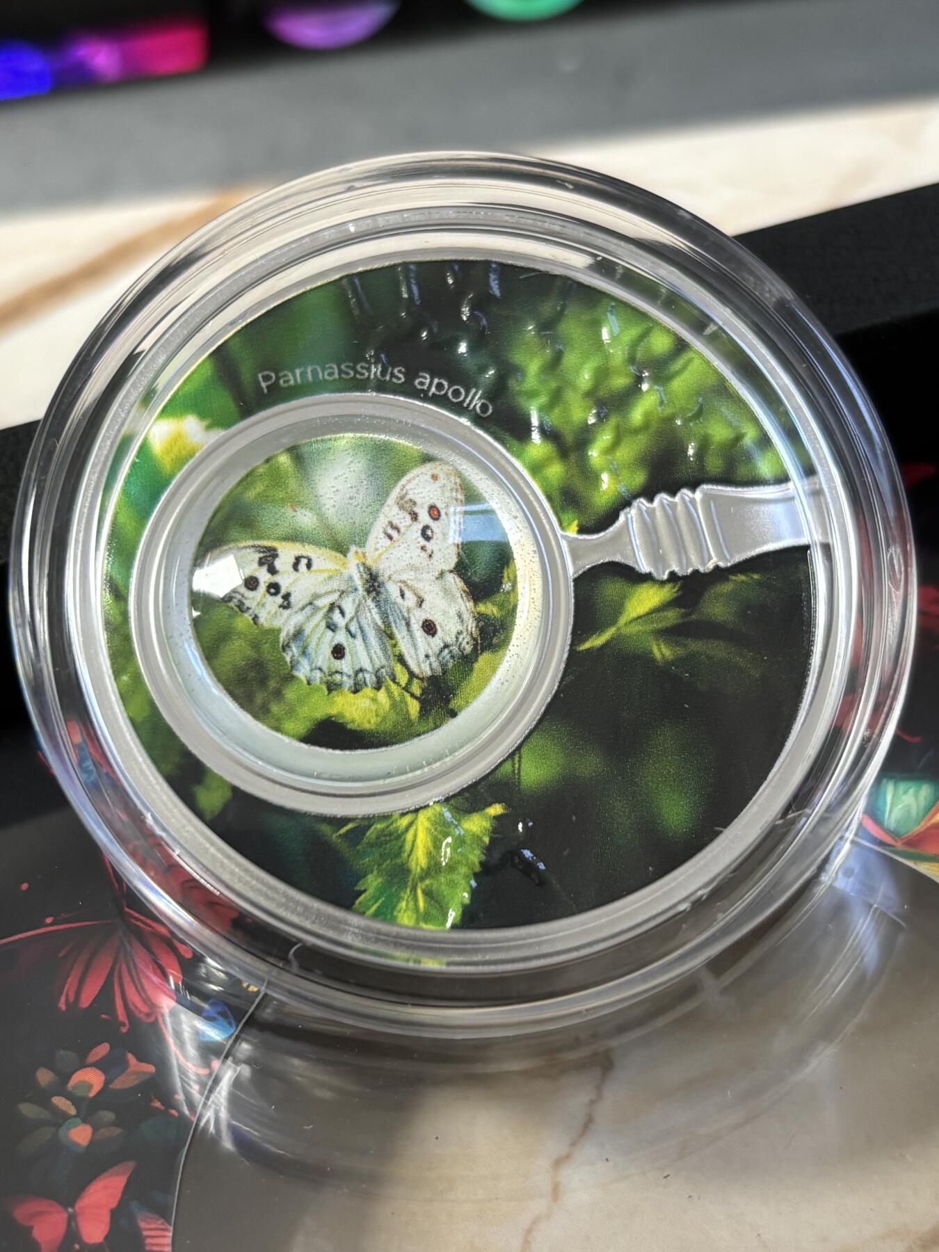 第187期拍卖 喀麦隆2024年自然之美系列阿波罗绢蝶彩色纪念银币，999银，17.5克，发行555枚，有起泡