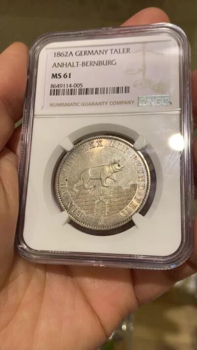 《竞宝斋》第455场 周日，周一 2场连拍 （全场包邮，欢迎送拍） NGC MS61 德国 1862年 安哈特-伯恩堡 小熊爬墙1泰勒 银币 包浆刚好在小熊眼睛上面