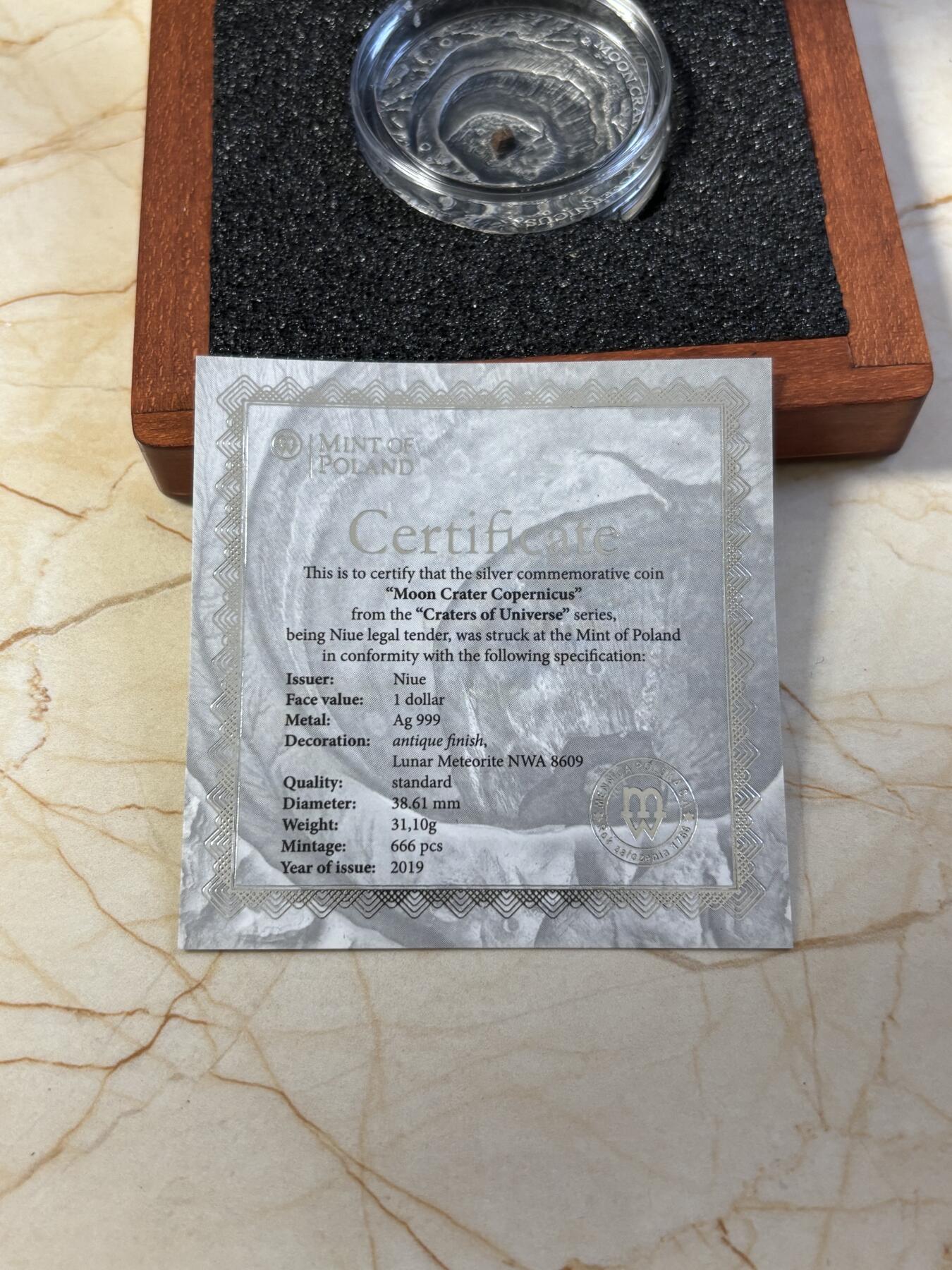 第187期拍卖 纽埃2019年宇宙星坑1哥白尼环形山镶月球陨石银币，999银，发行666枚