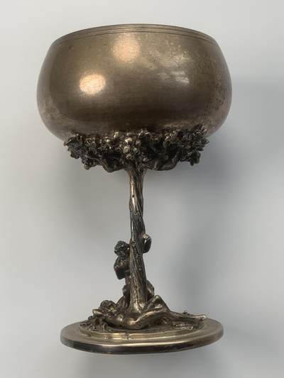 掌中浮雕-藏着的欧洲第048场 - 意大利潘神银质酒杯。工艺精美，比较少见的立体圆雕杯座和柄座，刻画了半人半羊的潘神与裸女在葡萄树下嬉戏的场景。高度12cm，口径7cm，重量256克，800银戳，底座边缘稍有变形