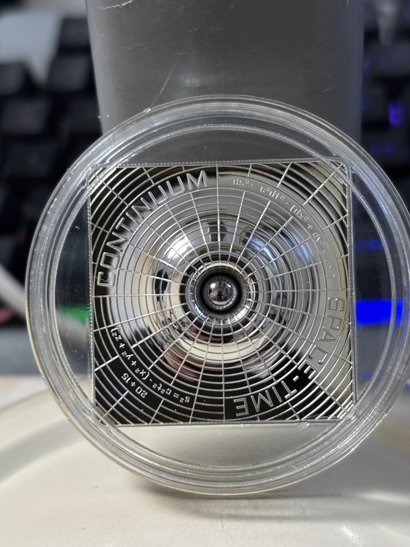 第187期拍卖 获奖库克2015年时空连续体银球镶嵌凹凸面纪念银币，999银，1/2盎司，发行1500枚